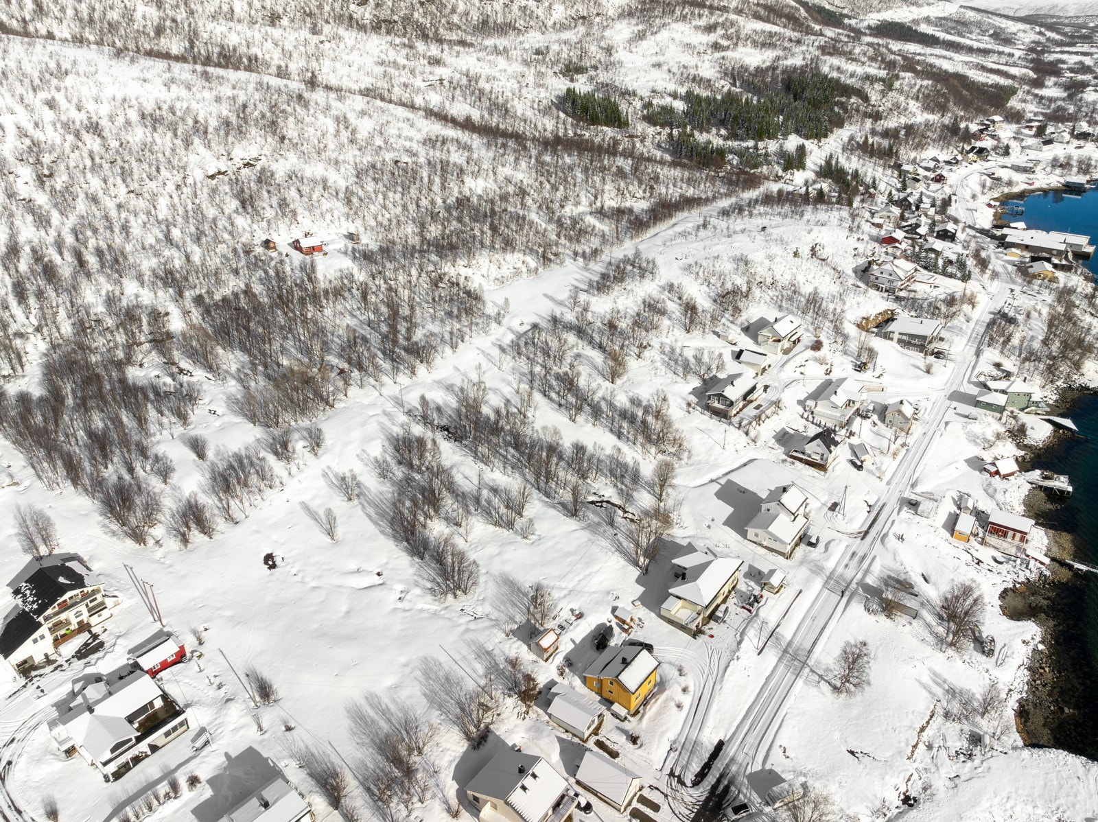Tomten ligger vakkert til med egen strandlinje og byr på spektakulær utsikt mot fjord og majestetiske fjell.