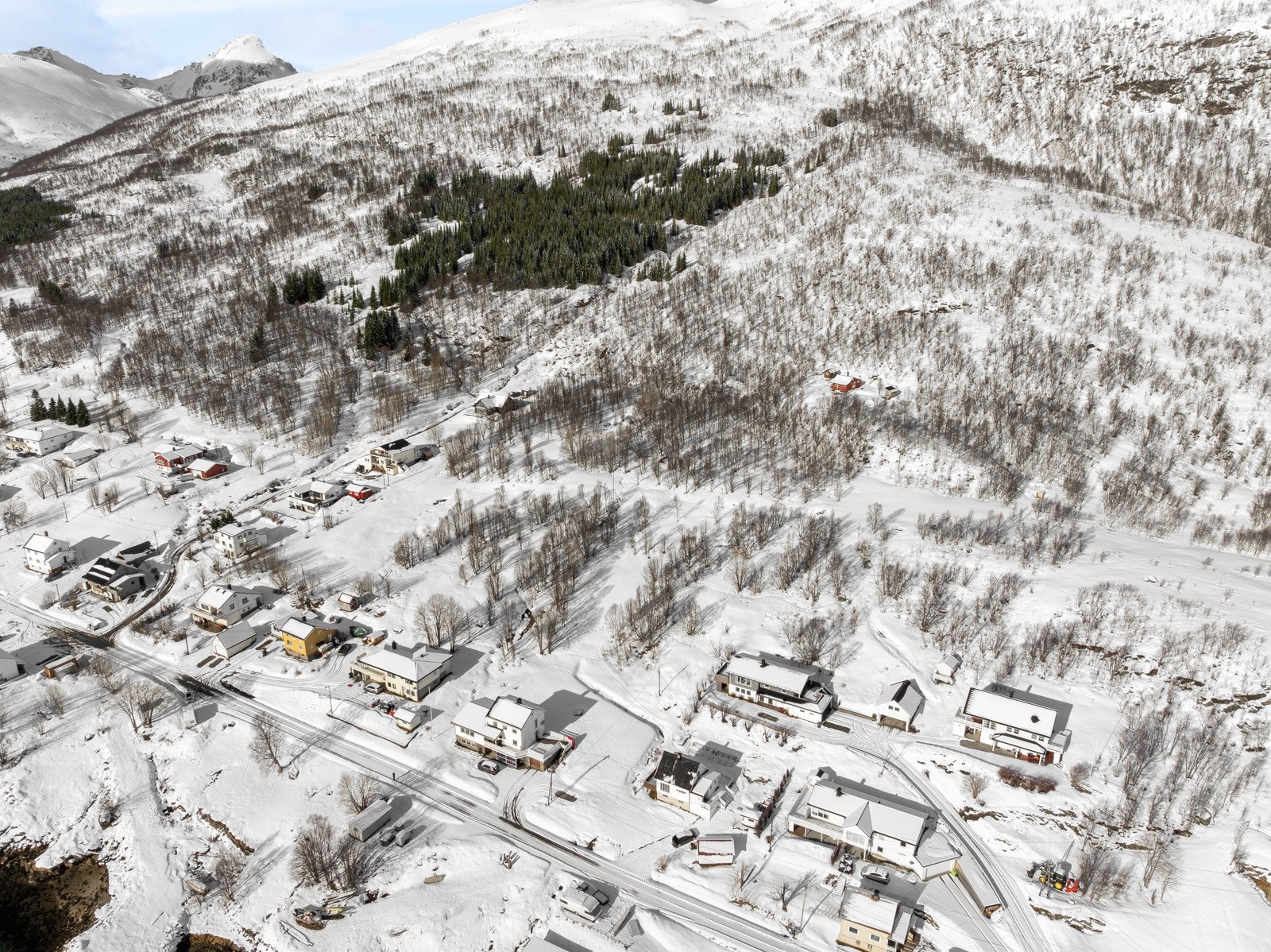 Kun ca. 15?20 minutters kjøretur fra Tromsø sentrum, og gir deg det beste av to verdener: nærhet til byen og umiddelbar tilgang til naturen.