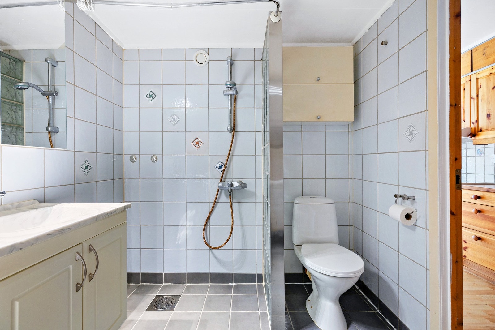 Badet byr på en stor dusjsone. Galleribilde