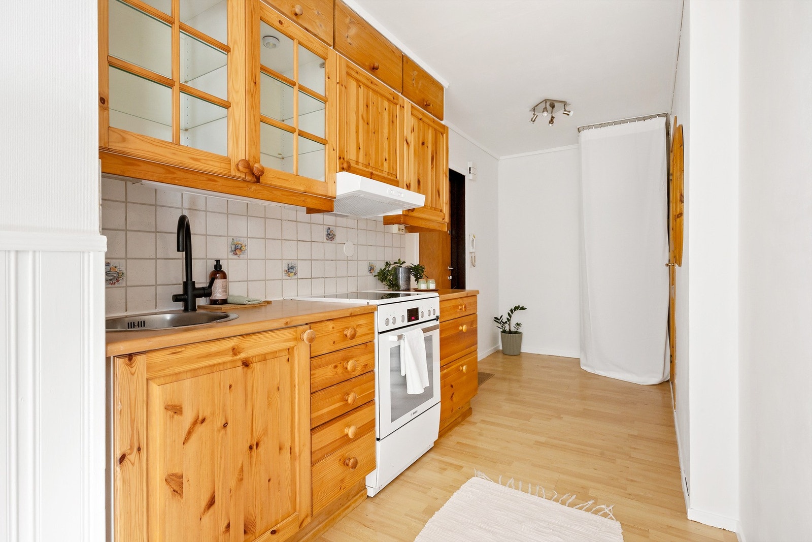 Her er det godt med skapplass til kjøkkenutstyr. Det er tilkoblingsmulighet for oppvaskmaskin, men det må undersøkes nærmere om det er tilstrekkelig plass. Galleribilde