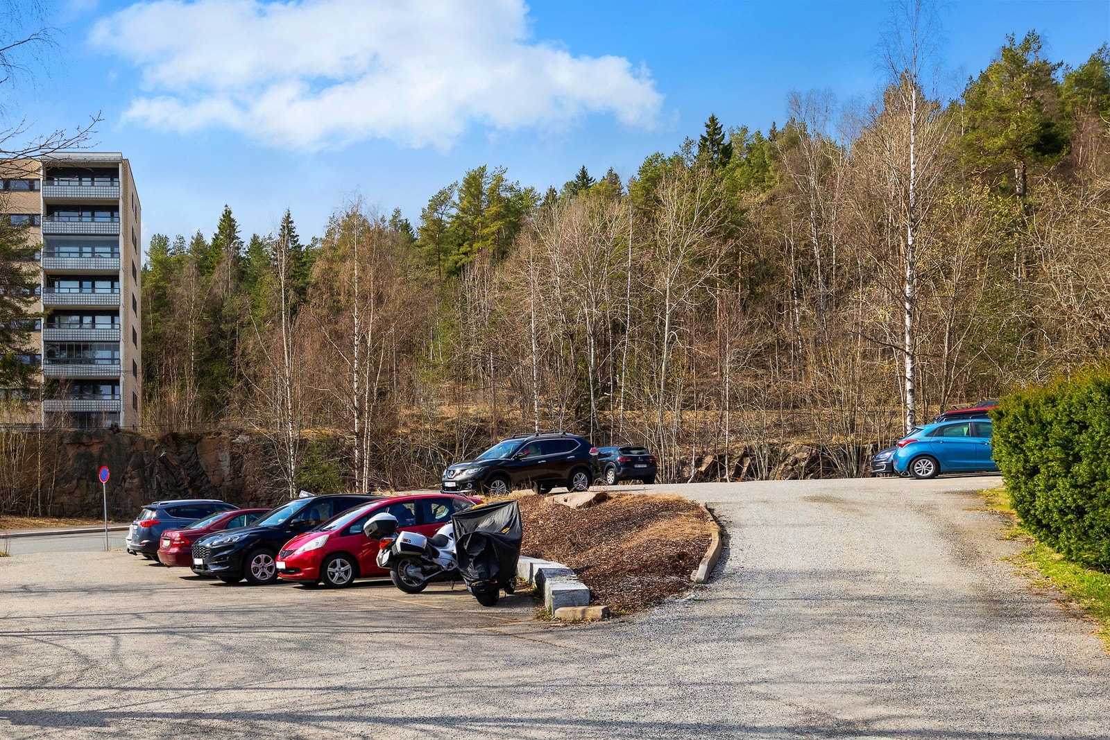 Det er mulighet for å leie parkering gjennom borettslaget, evt. parkere gratis rundt Romsås ring. Galleribilde