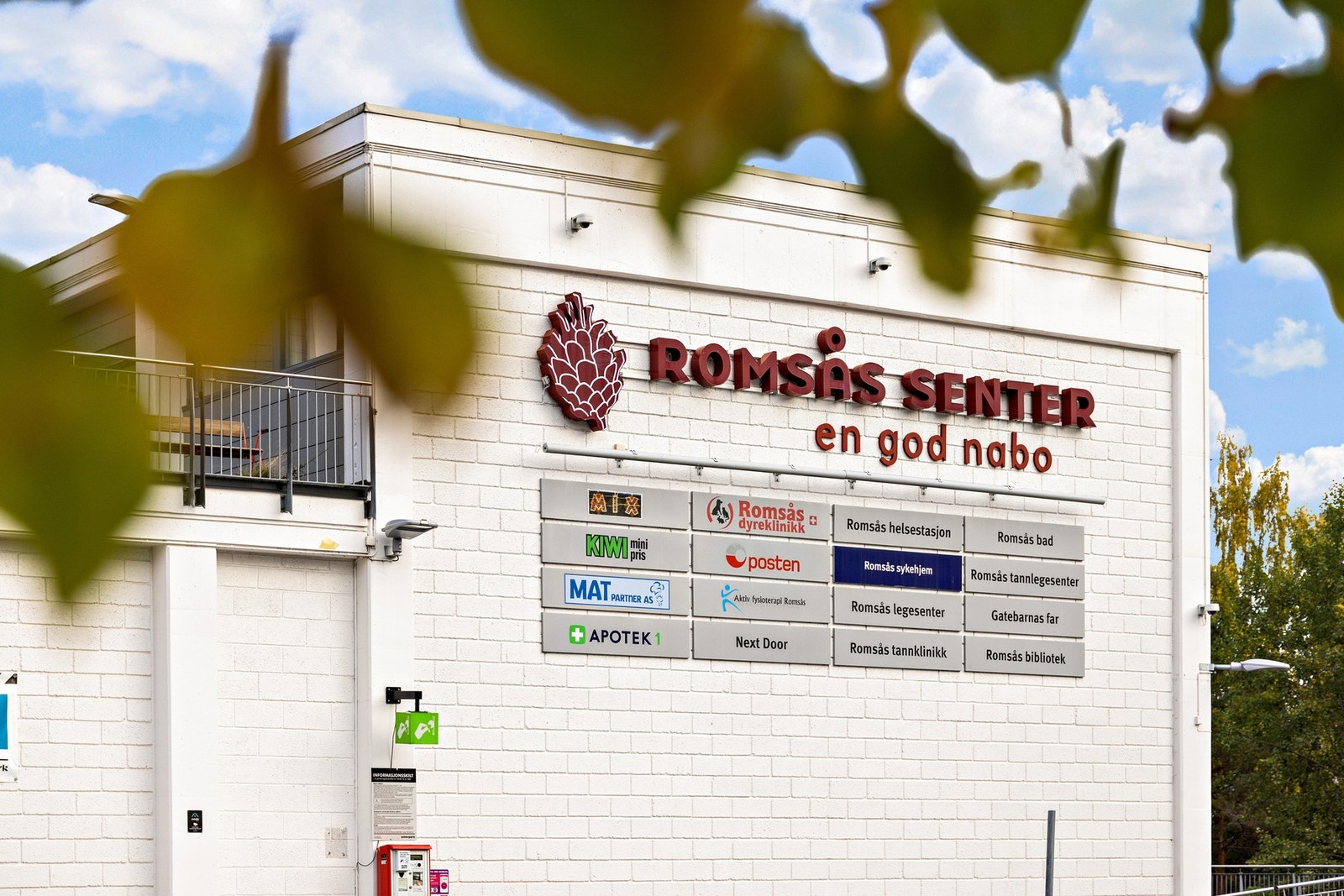 Romsås senter ligger en kort tur unna. Her finner du alt fra dagligvarebutikker, bibliotek, frisørsalong, pizzeria, tannlege, veterinær, legekontor, treningssenter, svømmehall og mer. Galleribilde