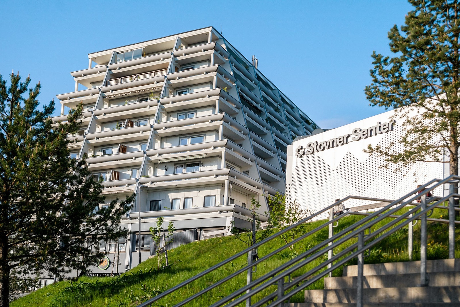 For ytterligere servicetilbud finnes Stovner senter noen holdeplasser unna. Galleribilde