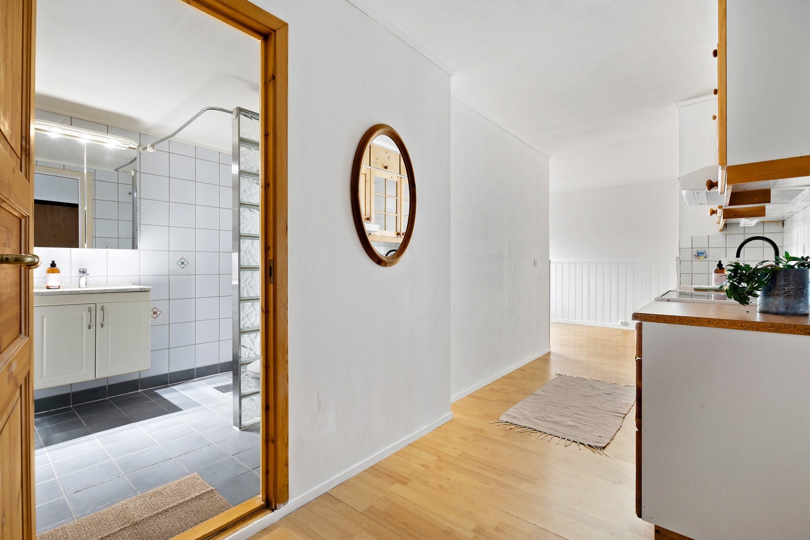 I tilknytning til gang/kjøkken er det bad. Galleribilde