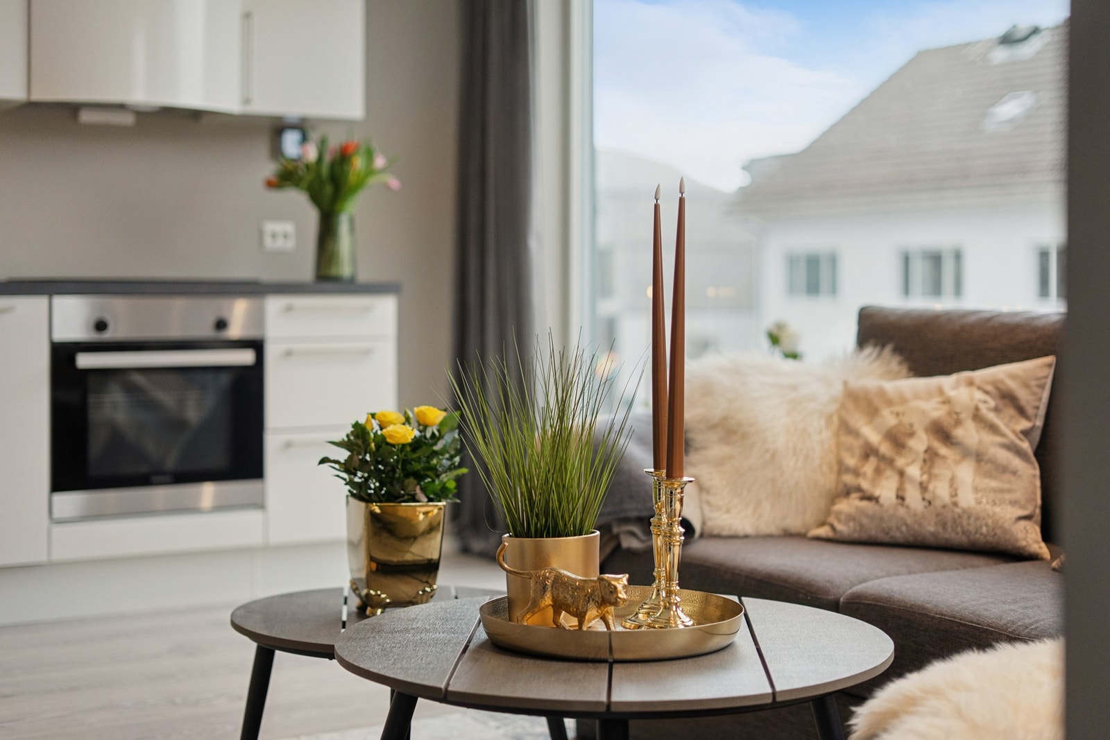 Store vindusflater slipper inn rikelig med naturlig lys. Galleribilde