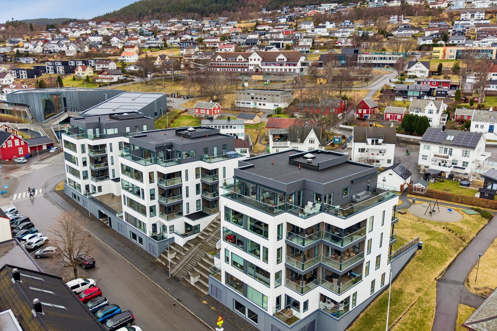 Seksjonen ligger i boligprosjektet Bjørndalen Park midt i Ulsteinvik sentrum. Galleribilde