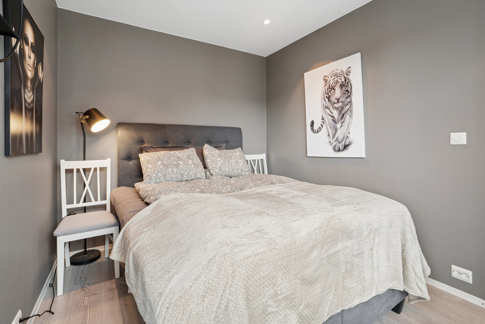 Soverom med god plass til dobbeltseng. Galleribilde