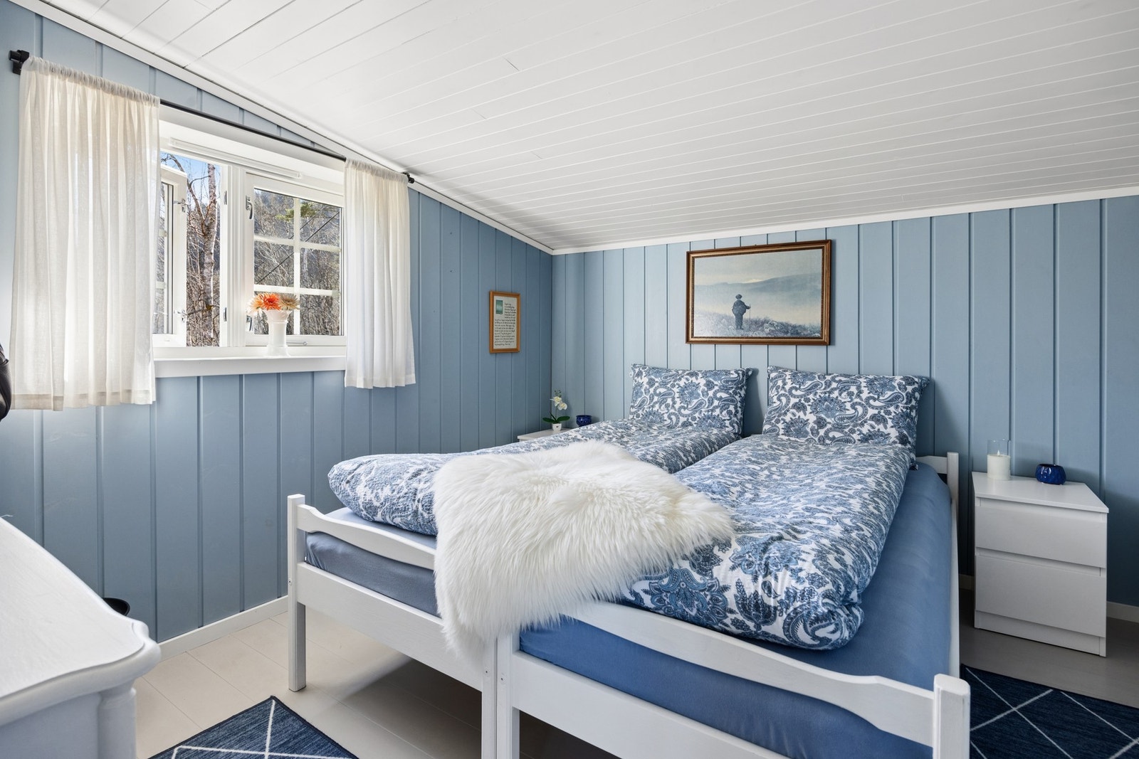 Fint soverom med oppbevarings muligheter Galleribilde