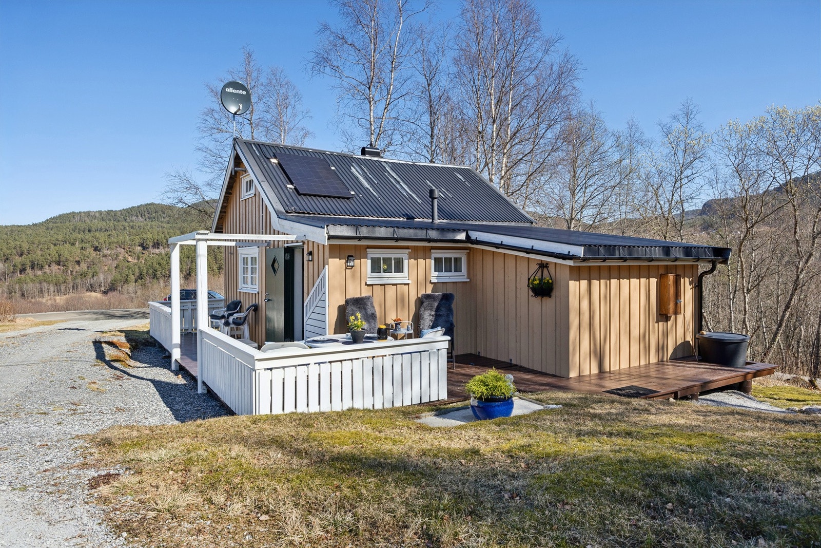 Rundt deler av boligen er det etablert en fin terrasse Galleribilde