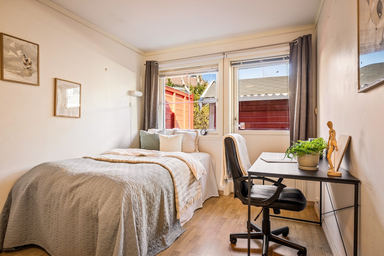 - Huset har 4 soverom og 2 stuer, her er soverom i 2.etasje - Galleribilde