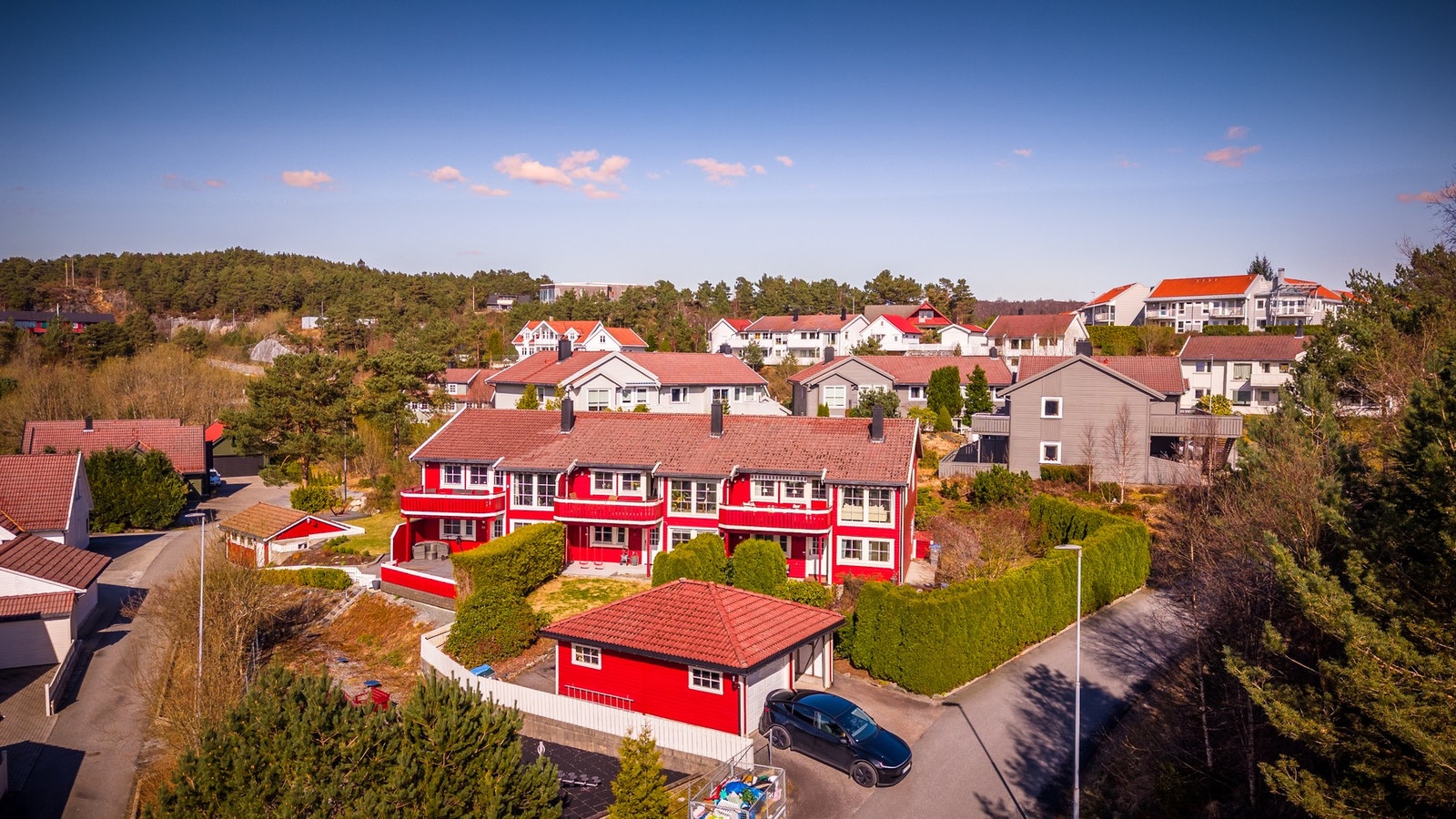 - Huset ligger sentralt til i en svært rolig og barnevennlig gate, garasje i front av huset - Galleribilde