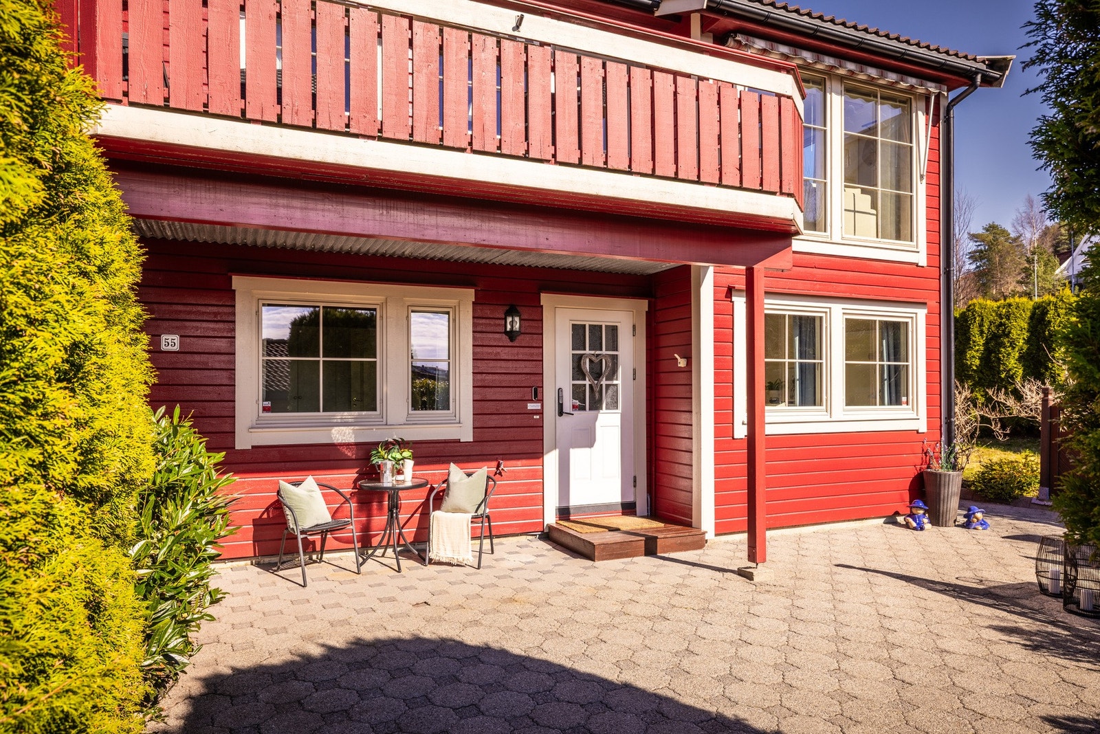 - Flott inngangsparti med god plass til utegruppe - Galleribilde