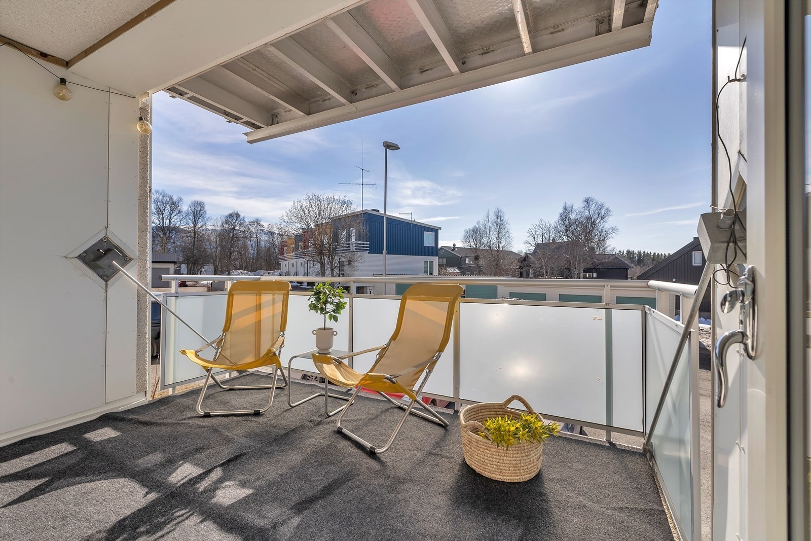 Sørvendt terrasse med svært gode solforhold med so fra tidlig morgen Galleribilde
