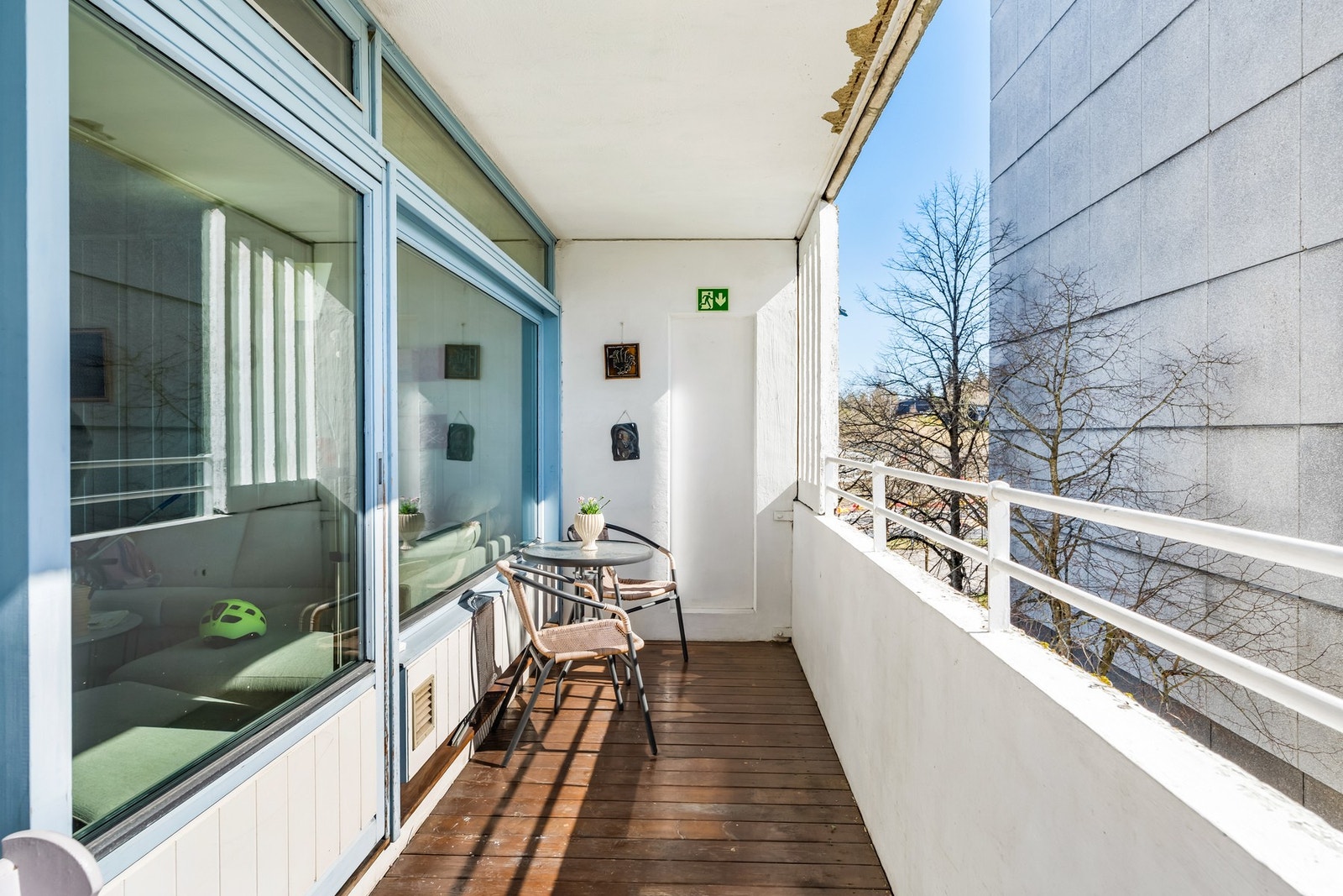Fra stuen kommer du ut til en deilig sydvendt balkong med gode solforhold Galleribilde