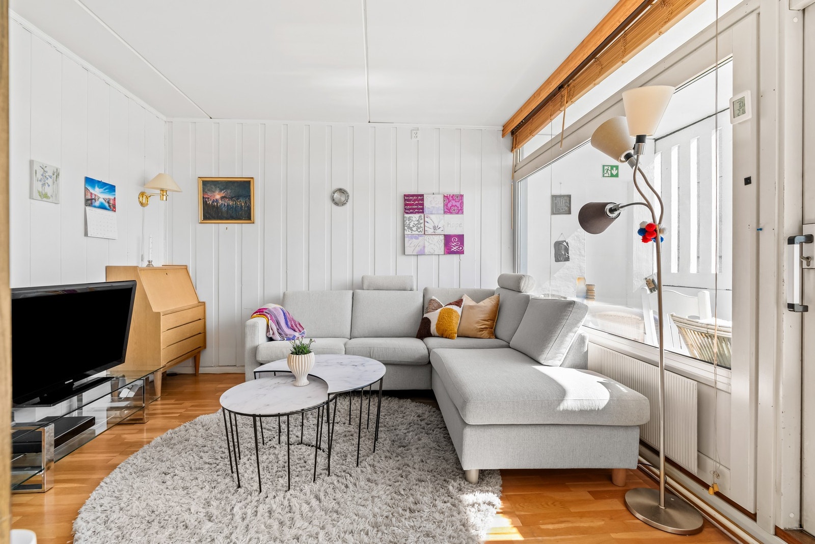 Det kan enkelt møbleres med sofagruppe og medievegg Galleribilde