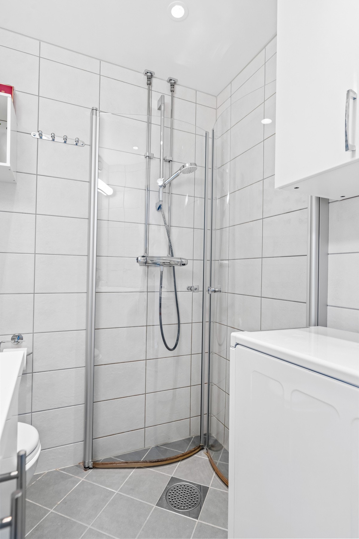 Badet har opplegg og plass for vaskemaskin Galleribilde