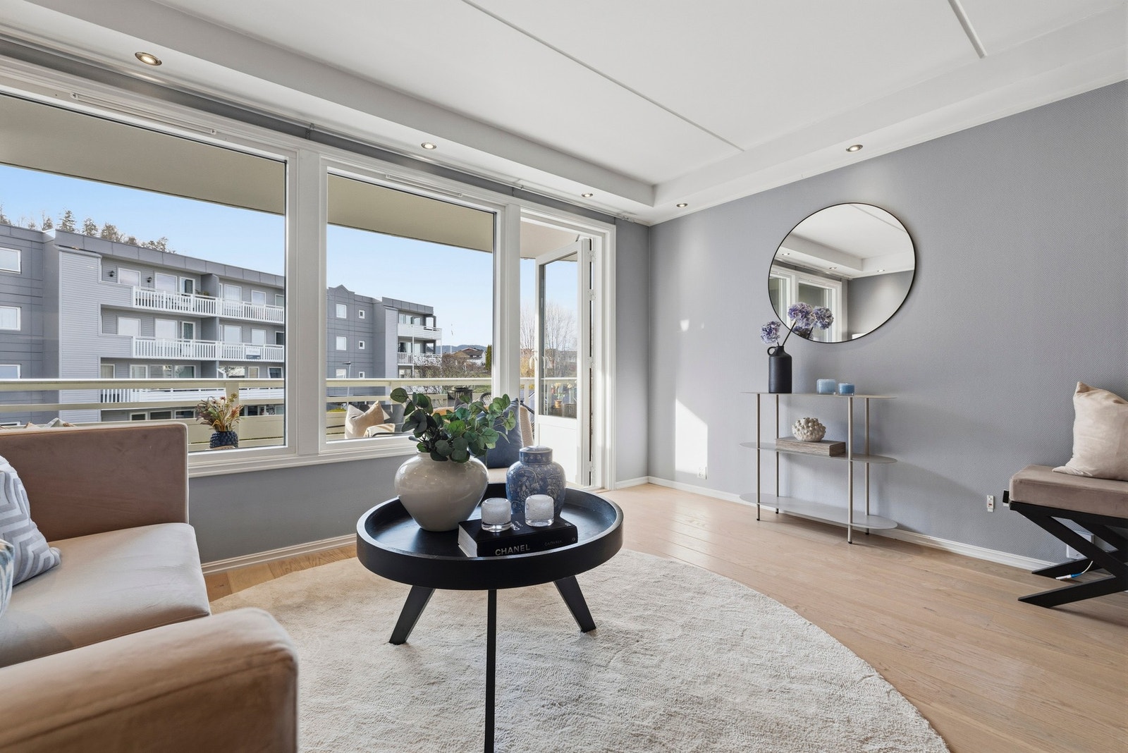 I enden av rommet er det utgang til en koselig balkong, som på sommerstid oppleves som en forlengelse av stuen. Galleribilde