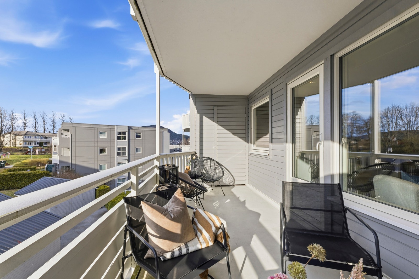 Balkongen er overbygd og oppmålt til ca. 11 m². Galleribilde
