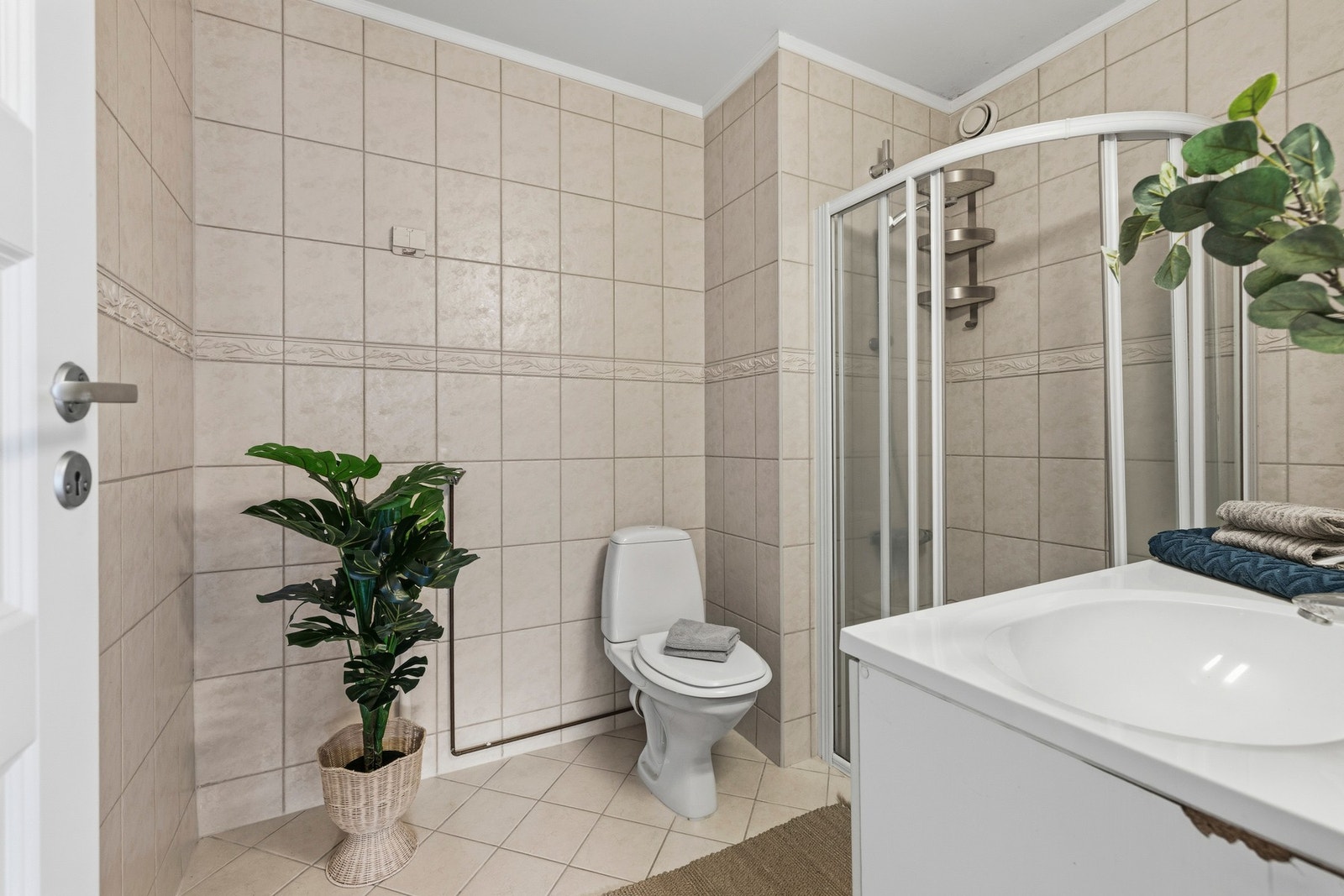 Badet har mekanisk avtrekk og det er opplegg for vaskemaskin. Galleribilde