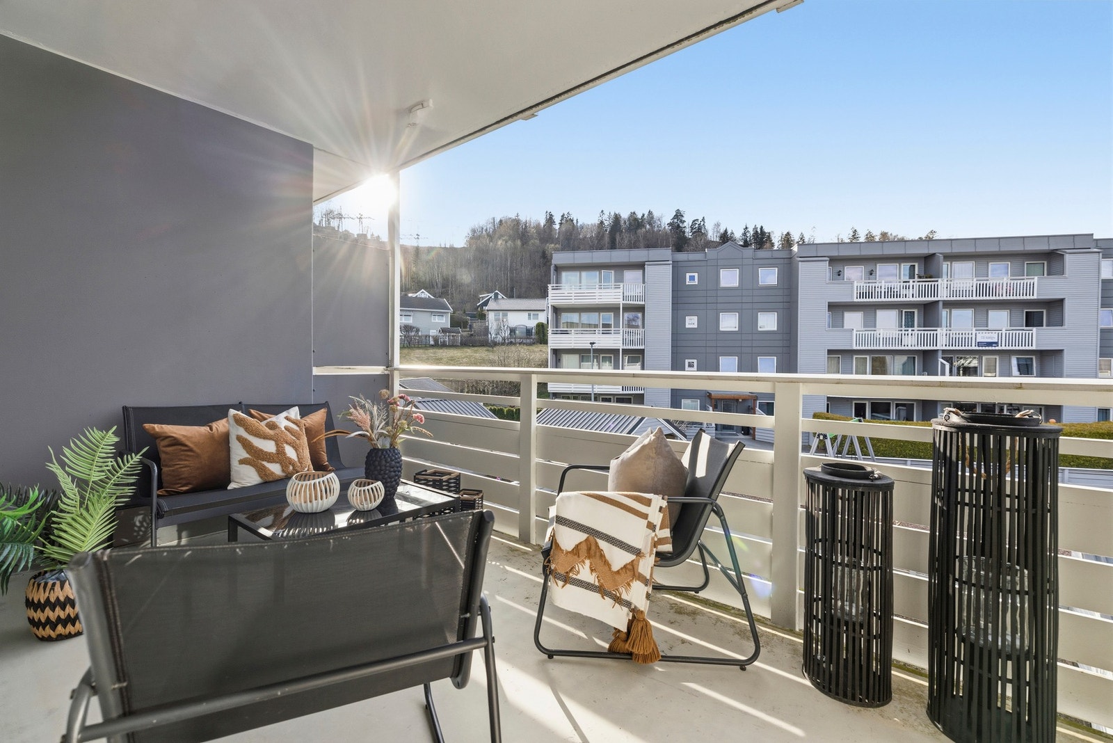 Her er adkomst til en bod samt er det god plass til ønsket utemøblment. Galleribilde