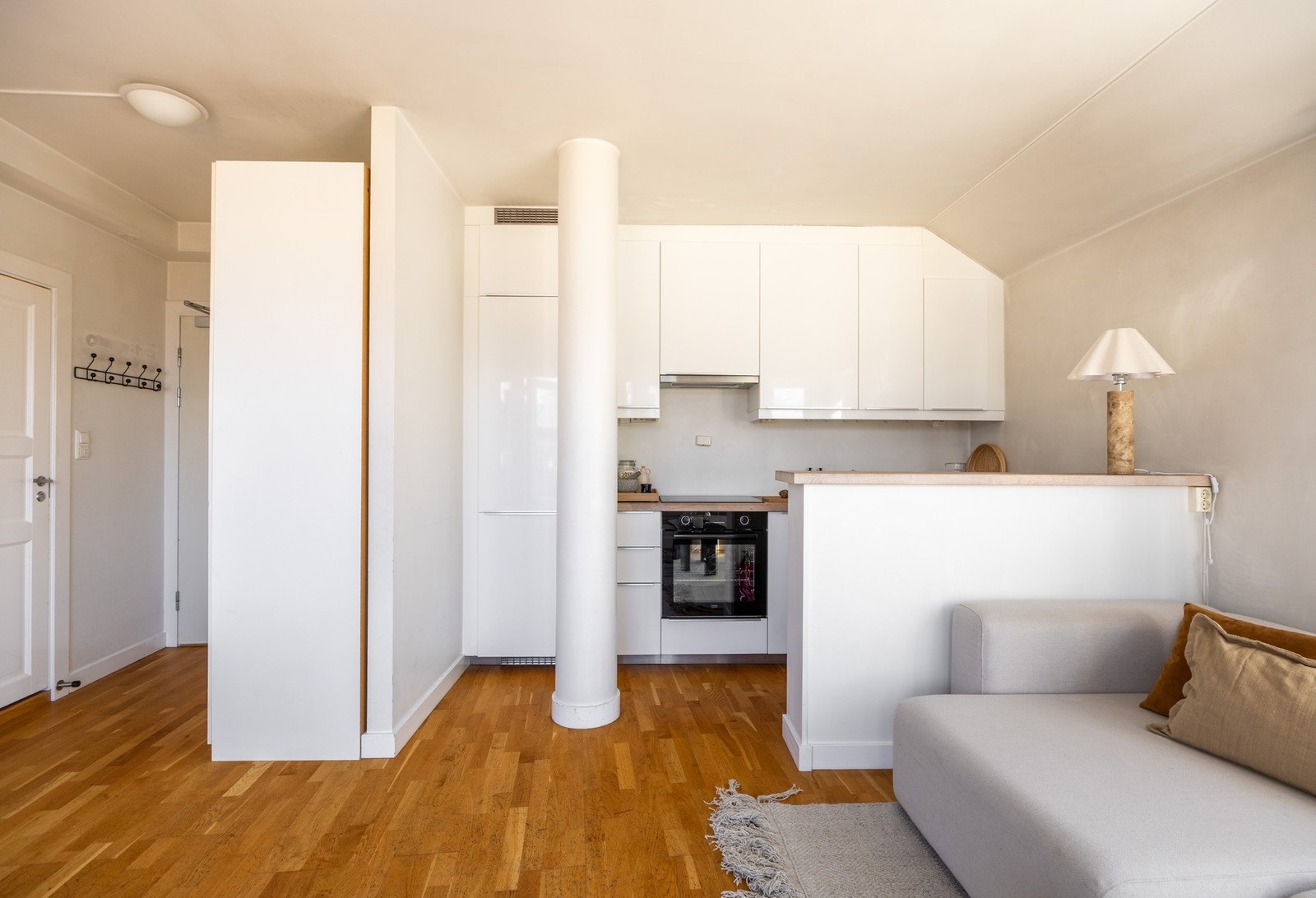 Pent Ikea kjøkkeninnredning fra 2010/2012 med slette lyse fronter. Galleribilde