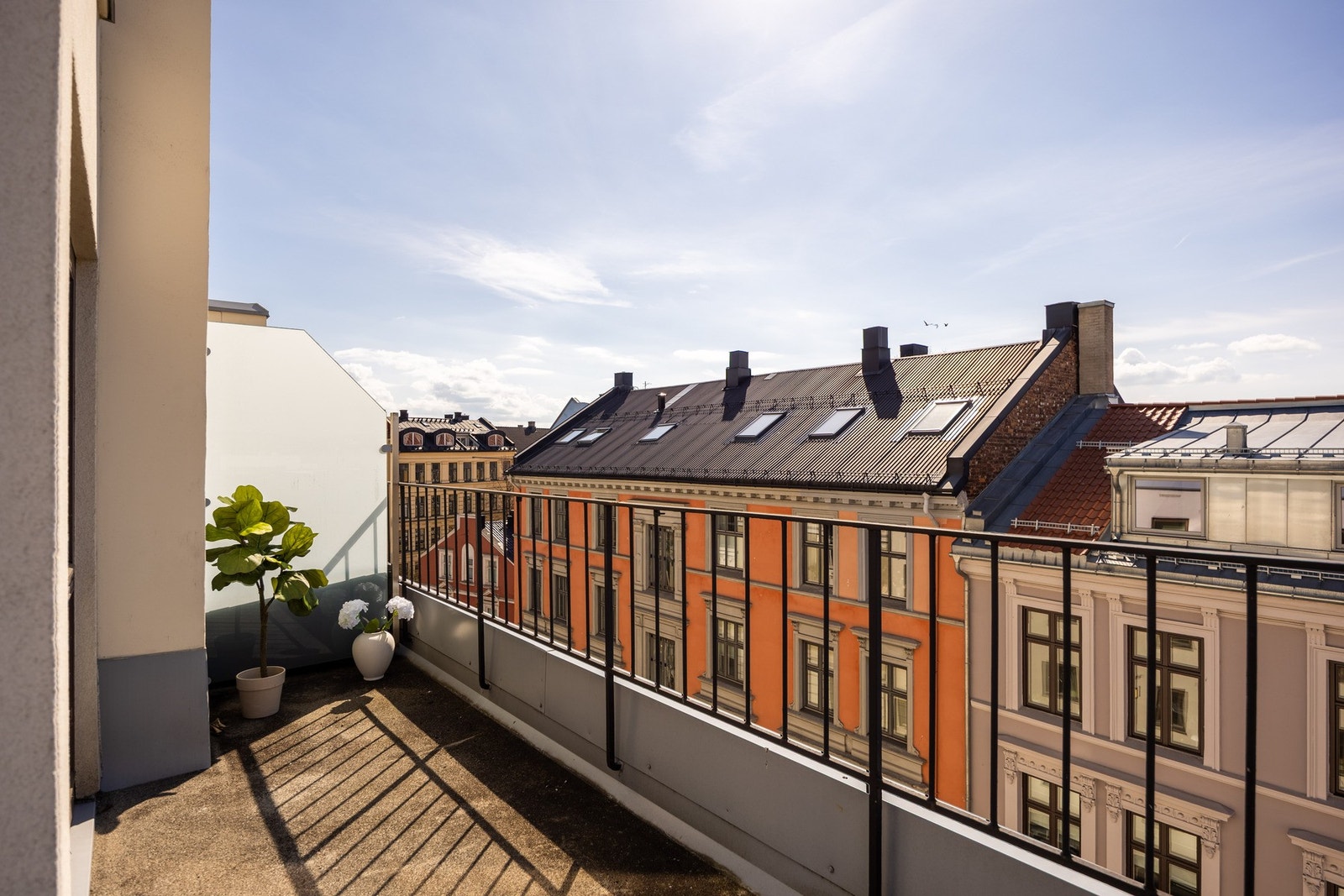 Toppleilighet i 6. etasje med heis, privat solrik terrasse på hele 17 kvm og fantastisk utsikt i et populært område. Galleribilde
