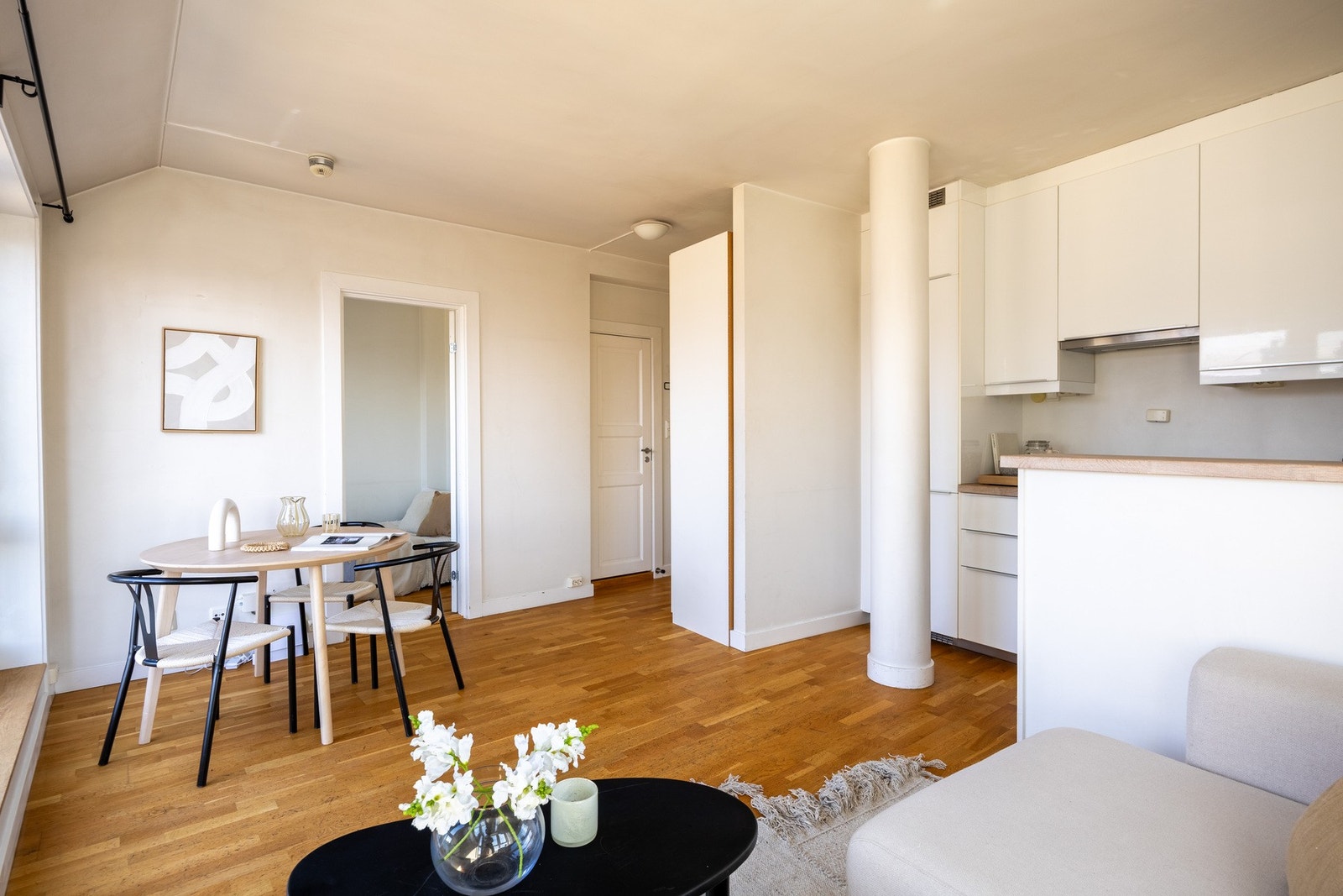 Stuen kan enkelt innredes med både sofa- og spiseseksjon. Galleribilde
