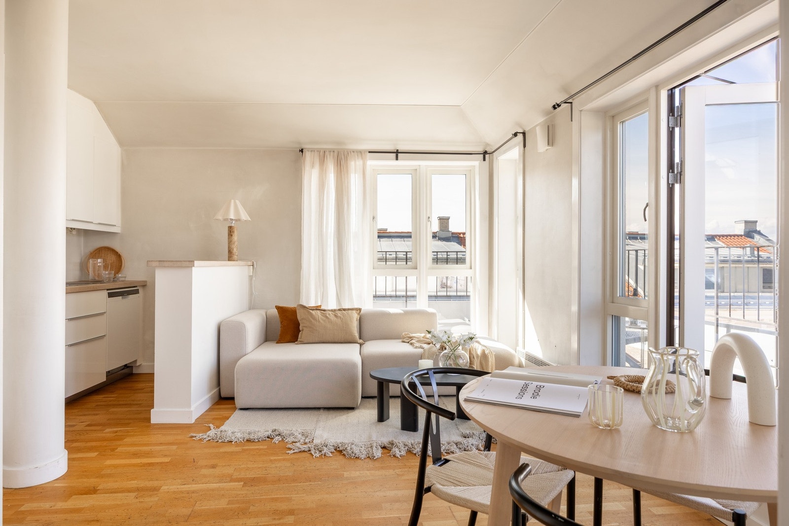 Leiligheten byr på flere gode kvaliteter med heis, privat terrasse, utsikt og felles takterrasse. Galleribilde