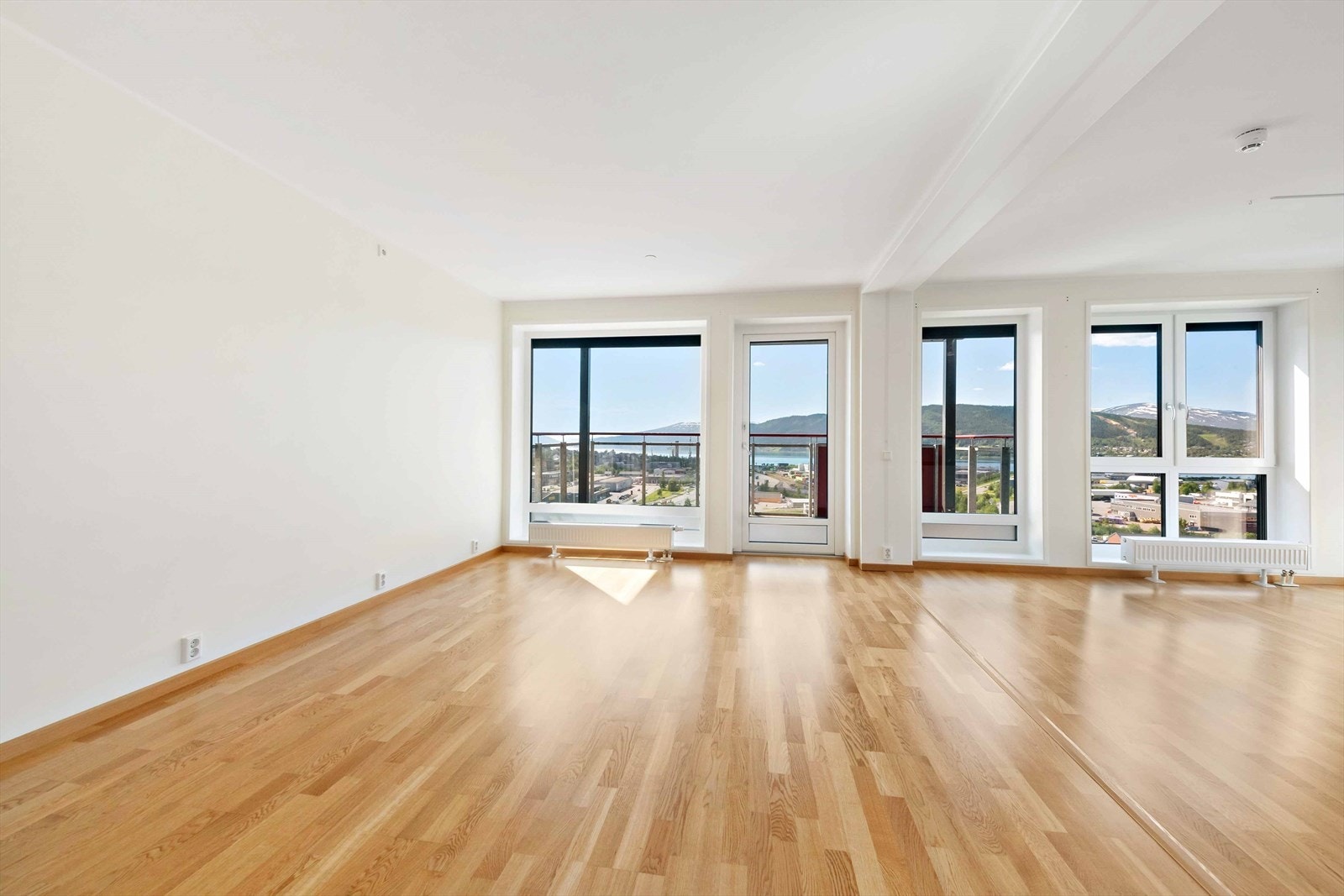 Store vinduer og balkongdør gir godt med lysinnslipp i tillegg til en fantastisk utsikt. Galleribilde