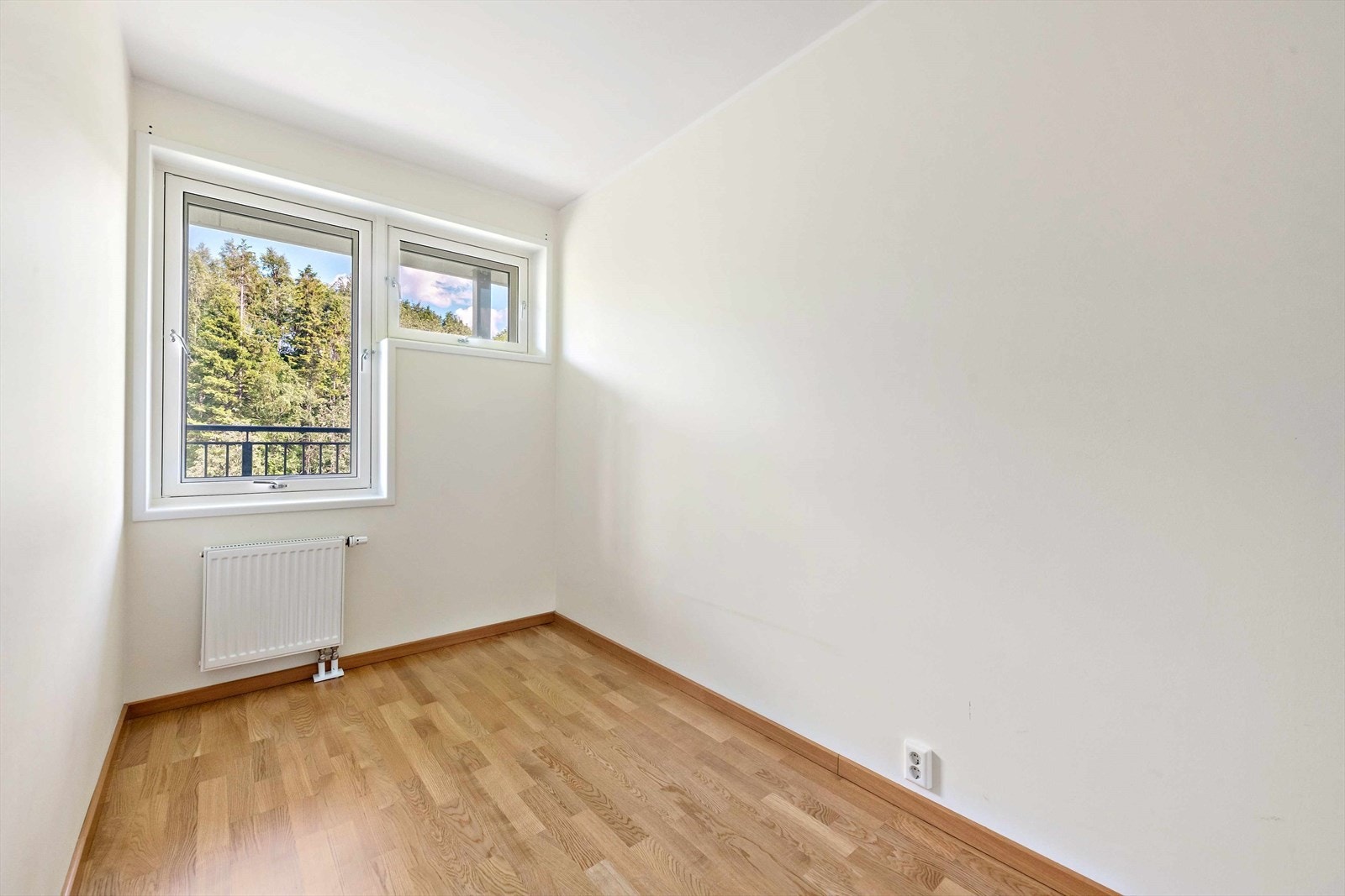 Begge rommene er utstyrt med garderobeløsning i form av skyvedør. Galleribilde