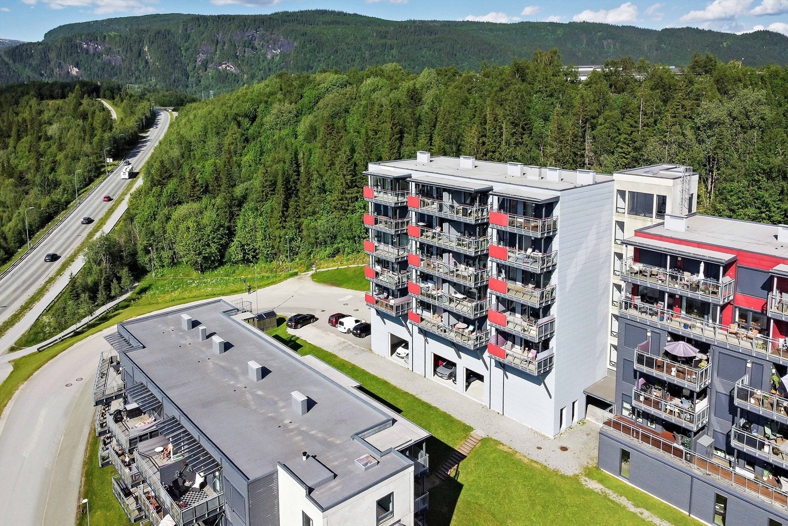 Disse moderne blokkene ble oppført i 2016, og respektive leilighet ligger fint til i enden av 7. etasje. Galleribilde