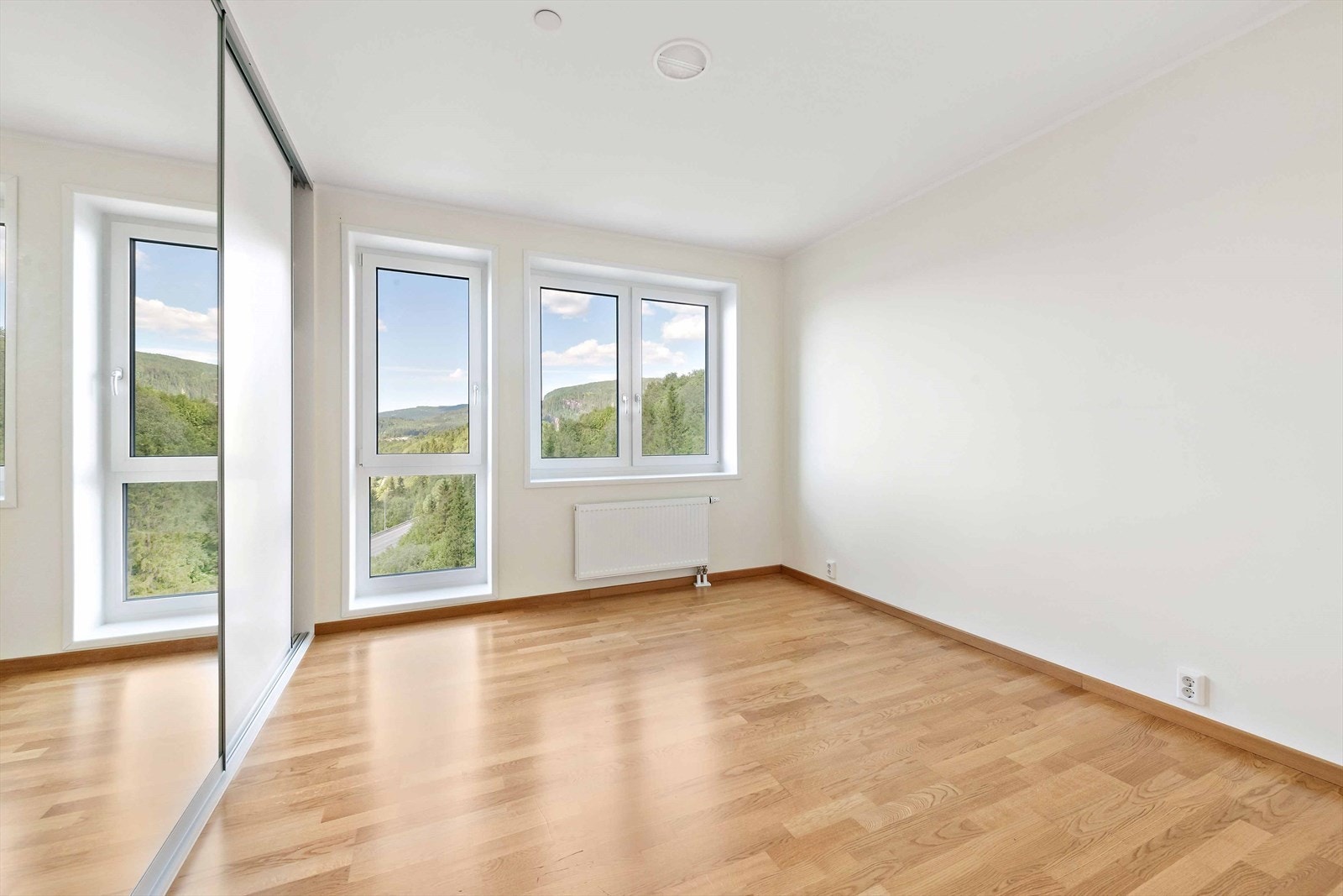 Det er to soverom i leiligheten. Soverommene har parkettgulv og lysmalte flater i listefri utførelse for et moderne uttrykk. Galleribilde