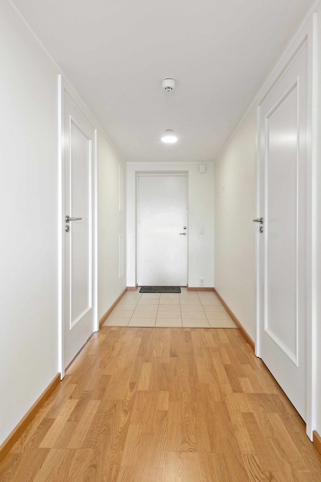 Velkommen inn i leiligheten! Her blir du møtt av en lys og luftig gang som har delvis flislagt gulv med varmekabler. Her er det gode muligheter for oppbevaring av yttertøy og sko. Galleribilde