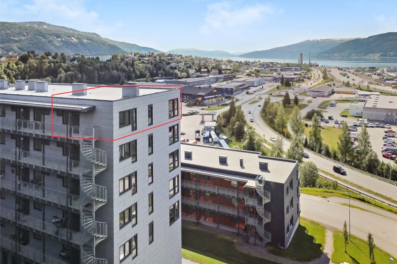 REDE Eiendomsmegling har gleden av å presentere Søderlundmyra 37 - Toppleilighet i Lyngheimåsen borettslag! Foto: Diakrit Galleribilde