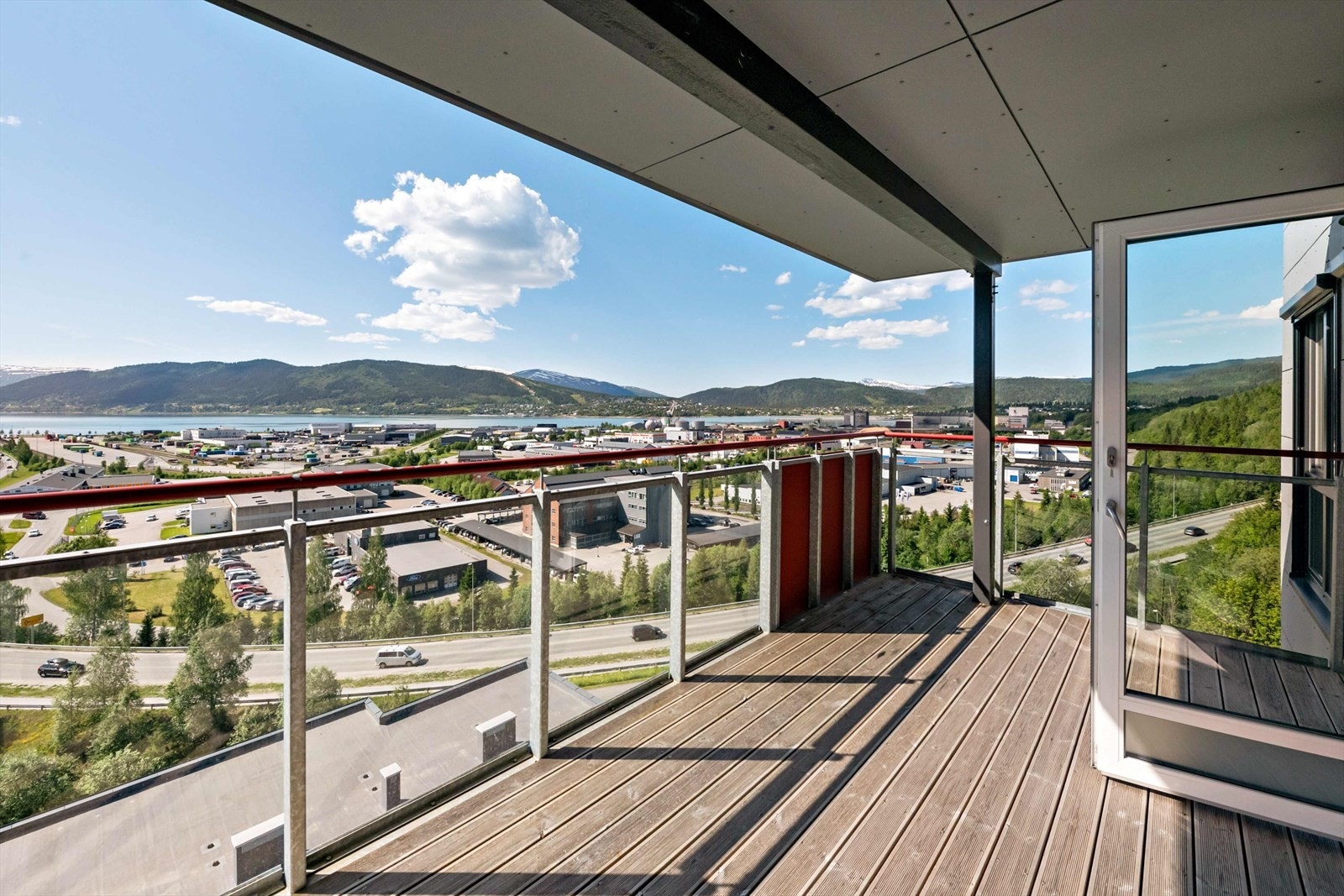 Utgang til balkong på cirka 14 m2. Her kan man nyte fine sommerdager. Galleribilde