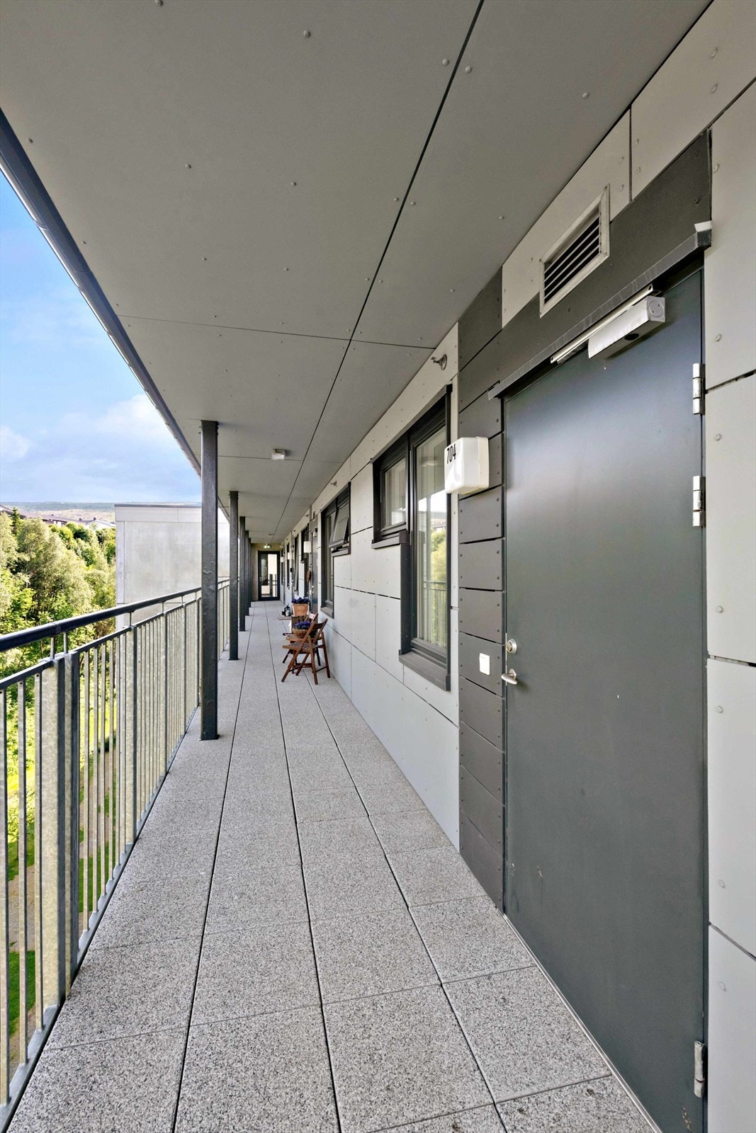 Fra svalgangen kommer du til leilighetens inngangsparti. Galleribilde