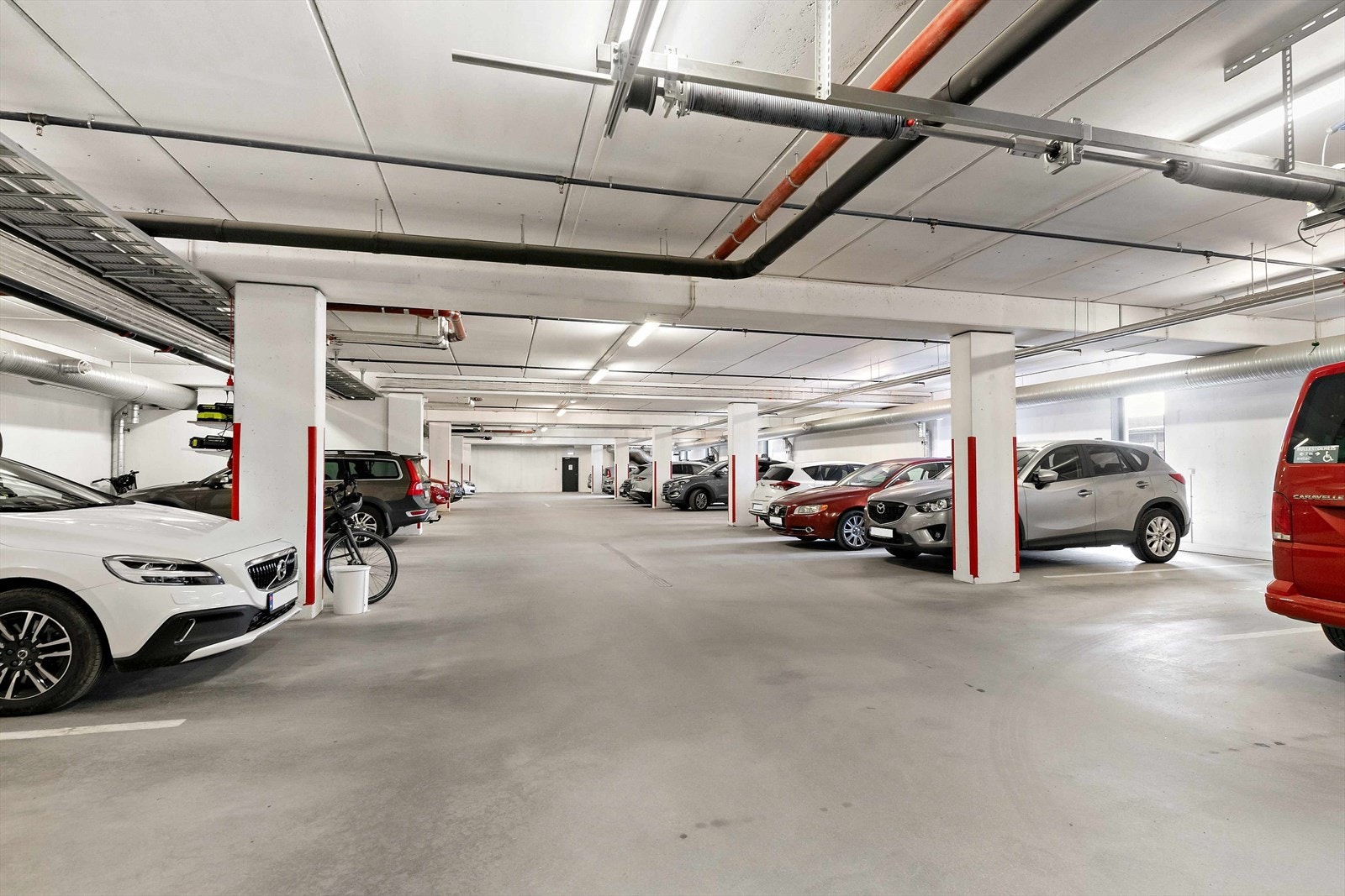 Parkeringsplass 43 i åpent carportanlegg. Galleribilde