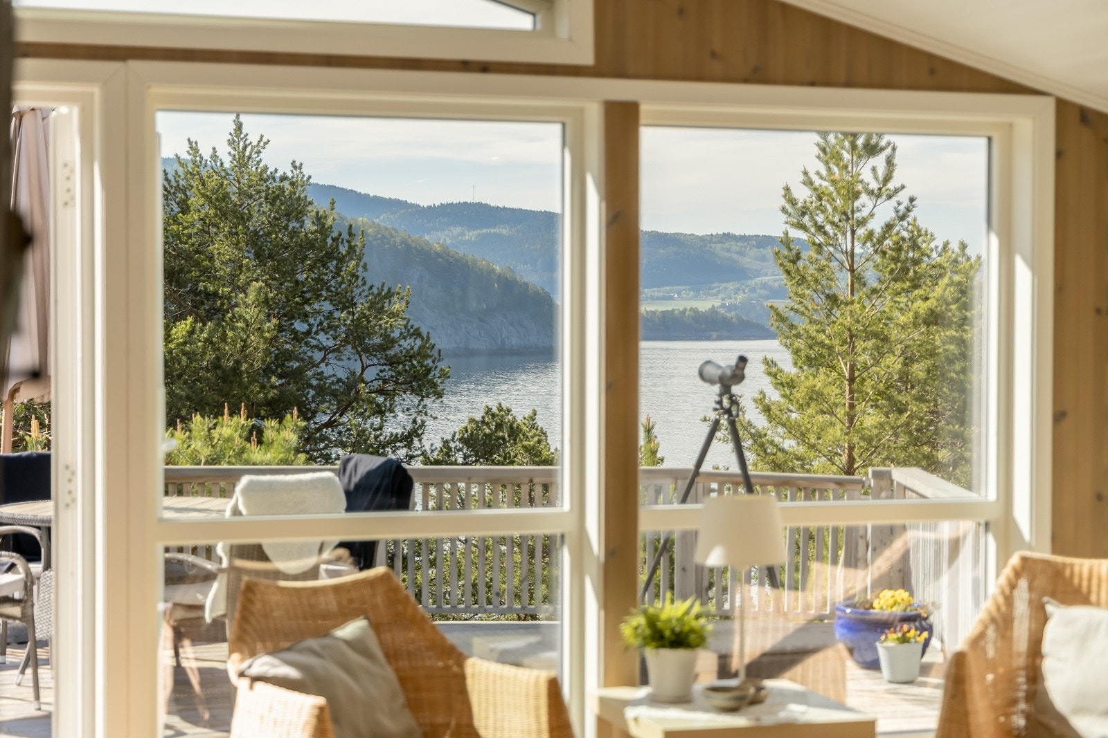PrivatMegleren v/ Marius Kristoffersen har gleden av å presentere Jørgen Broholms veg 45, en svært idyllisk fritidsbolig omkranset av flotte uteplasser og med umiddelbar nærhet til sjølivet Galleribilde