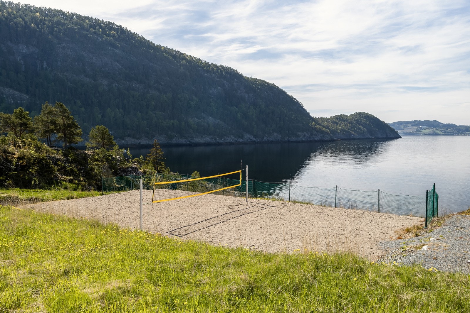 Flotte fellesområder i Djupvika med ballbinge og volleyballbane. Galleribilde