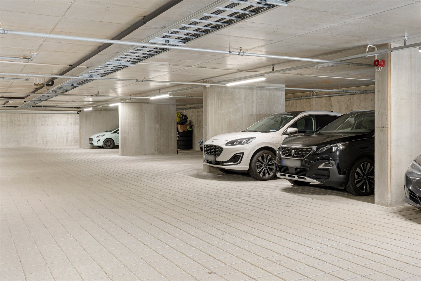 Parkeringsplass i garasjeanlegget i nabobygget Galleribilde