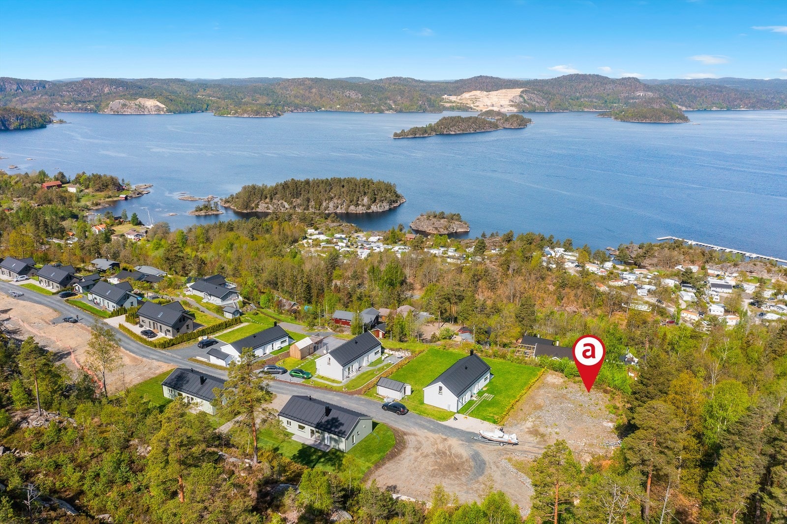 Kragerøfjorden Hyttegrend er vakkert plassert med nordvestlig orientering, og tilbyr en fantastisk sjøutsikt samt optimale solforhold. Her selges det nå 7 fritidstomter! Foto: Dag Frogner / Boligfotograf1. Galleribilde