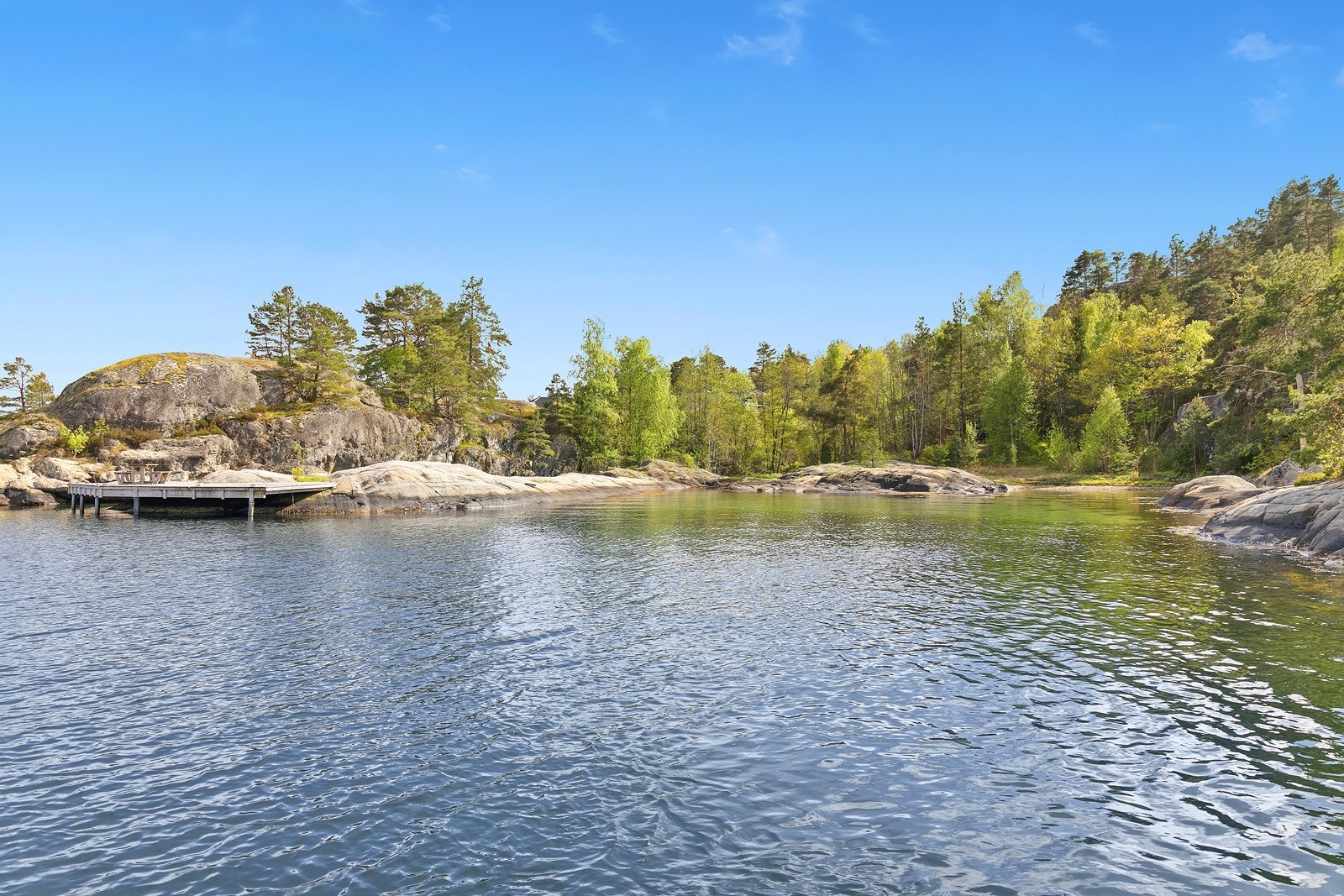 Det er flere barnevennlige sandstrender innenfor 20-25 minutter gange fra hytta. Friområdet "Paradisbukta" ligger øst på øya. Galleribilde