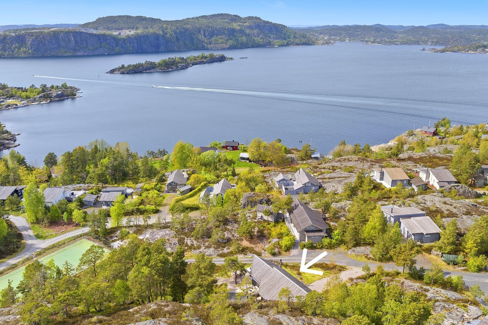Flott og godt utnyttet fritidsbolig med fin sjøutsikt utover Kragerøskjærgården. Galleribilde