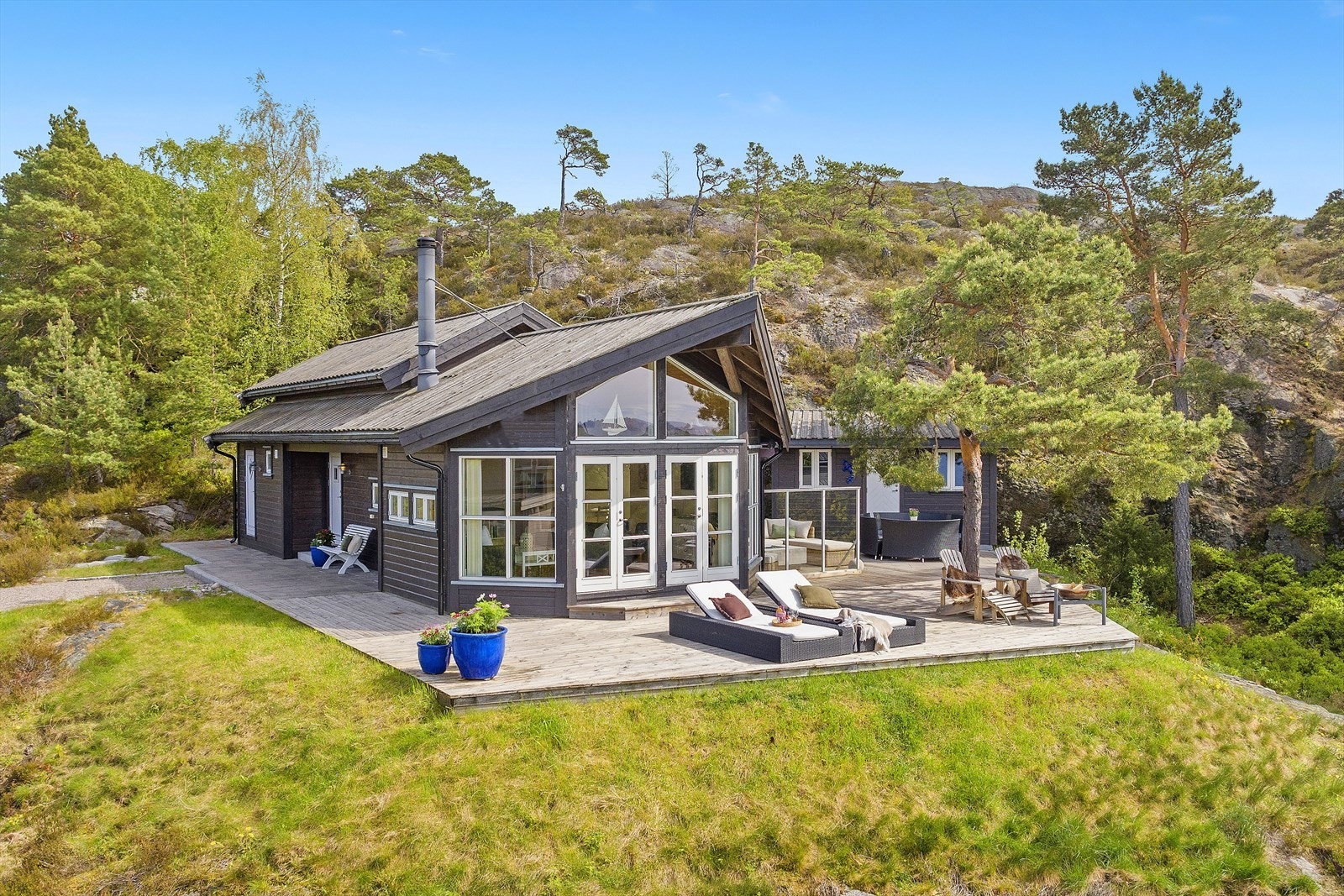 Fritidsboligen ligger på en endetomt, med lettstelte uteområder og gode solforhold. Galleribilde