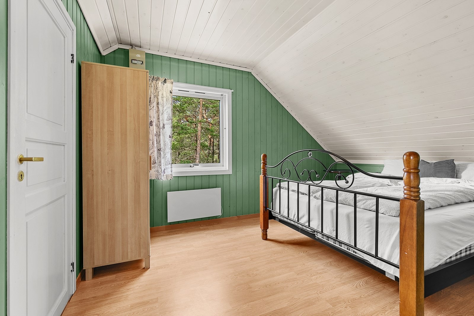 Det er 3 soverom i 2. etg. Soverommene er romslige med malt panel på vegger og i himling. Galleribilde