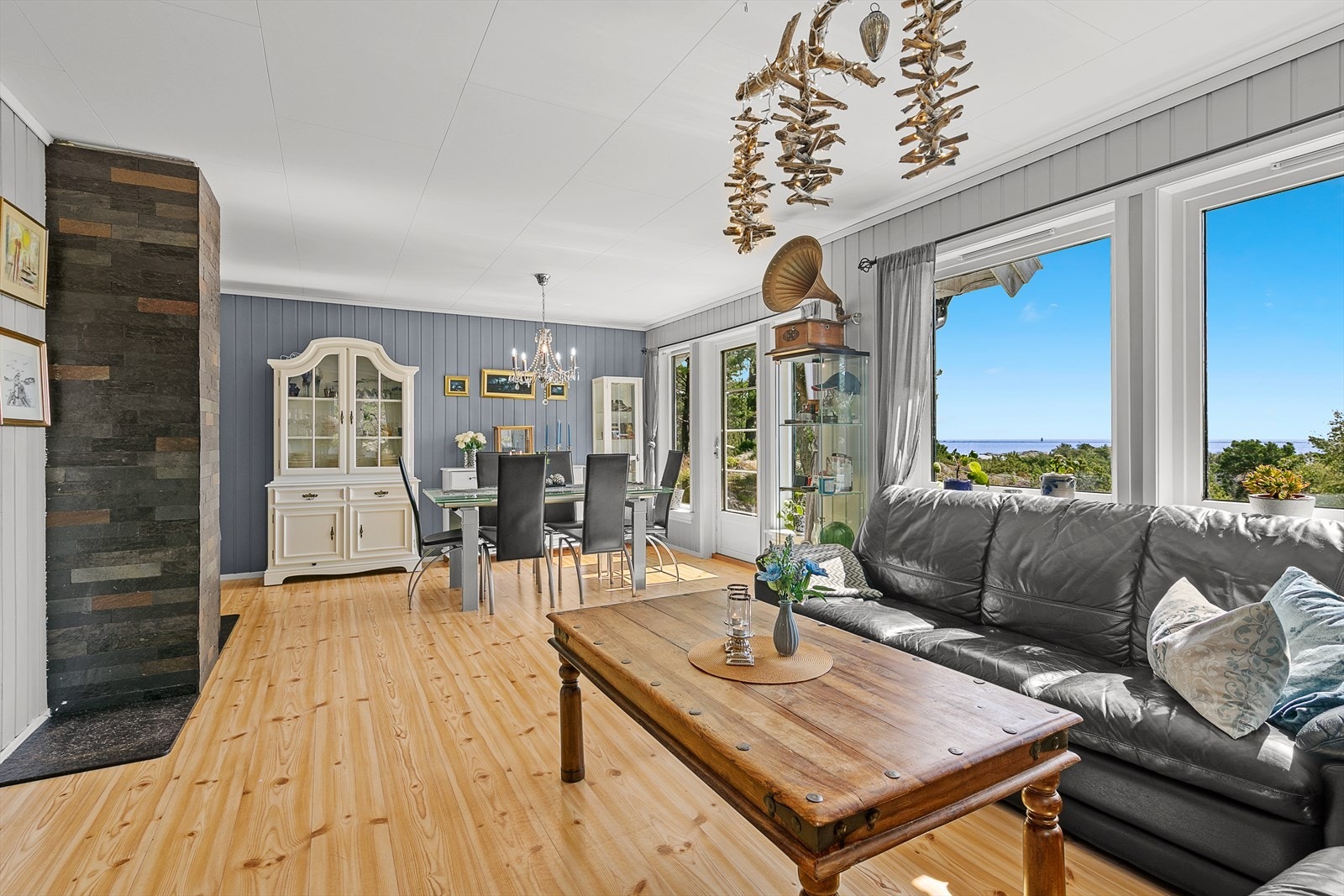 Stuen fremstår romslig med nydelig sjøutsikt. Galleribilde
