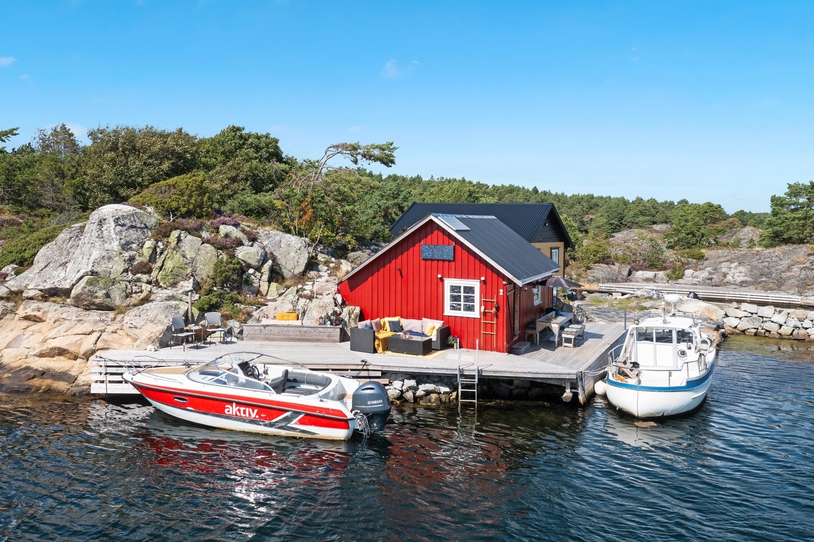 Det er kun 5 minutter gange ned til sjøen hvor du har egen brygge og båtnaust. Galleribilde