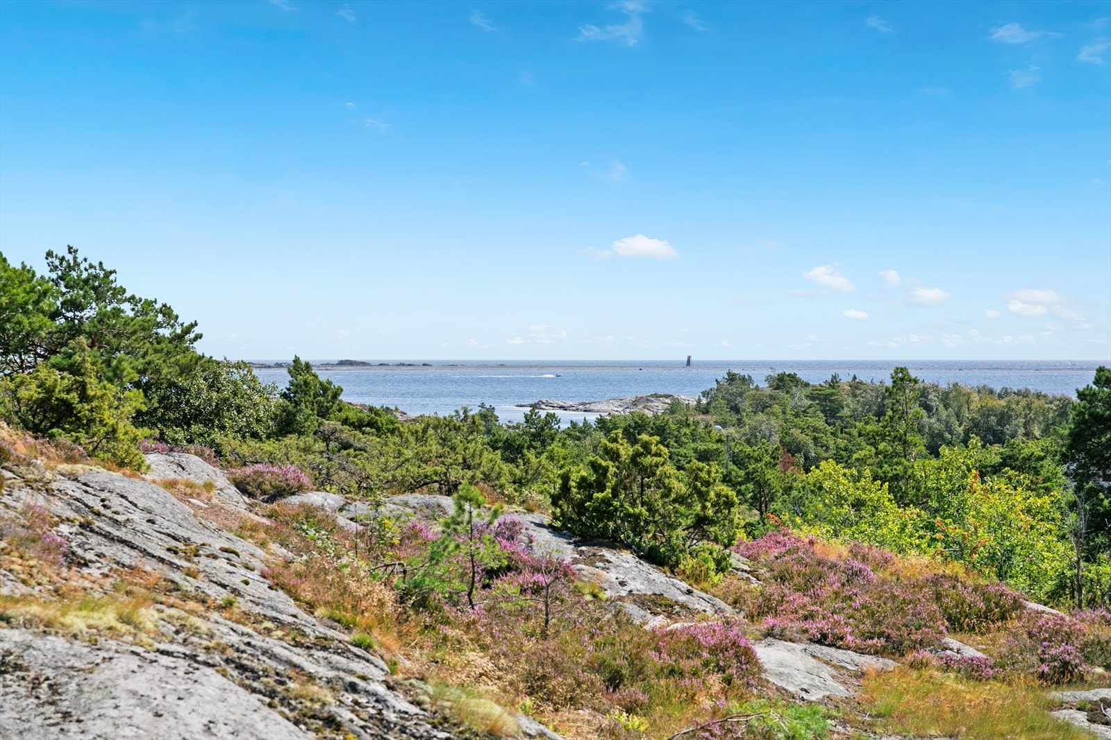Fantastisk sjøutsikt mot den vestre enden av Jomfruland og havet. Galleribilde