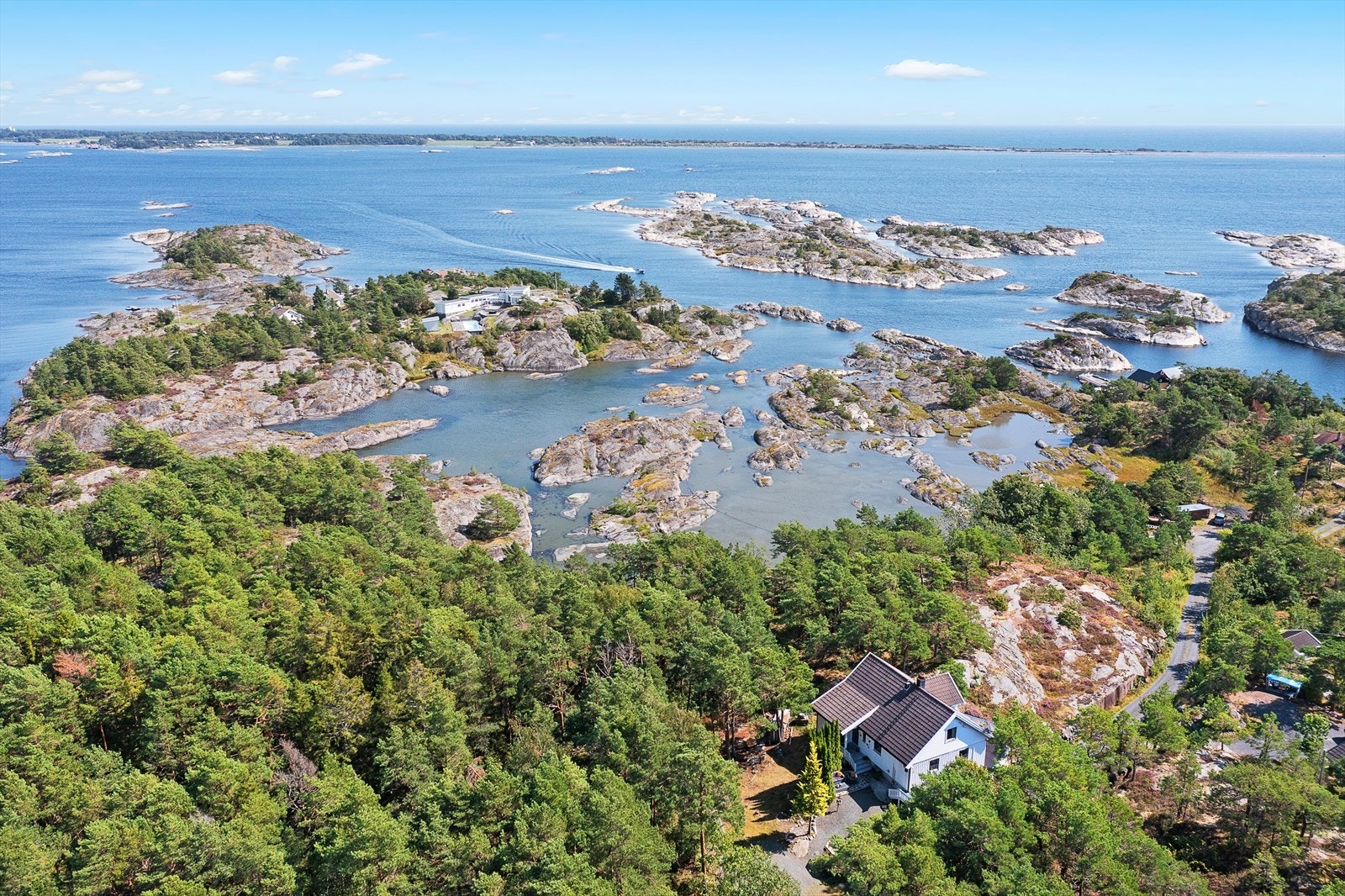 Eiendommen ligger solrikt og sjønært til ytterst på Skåtøy, mot Skrata. Galleribilde