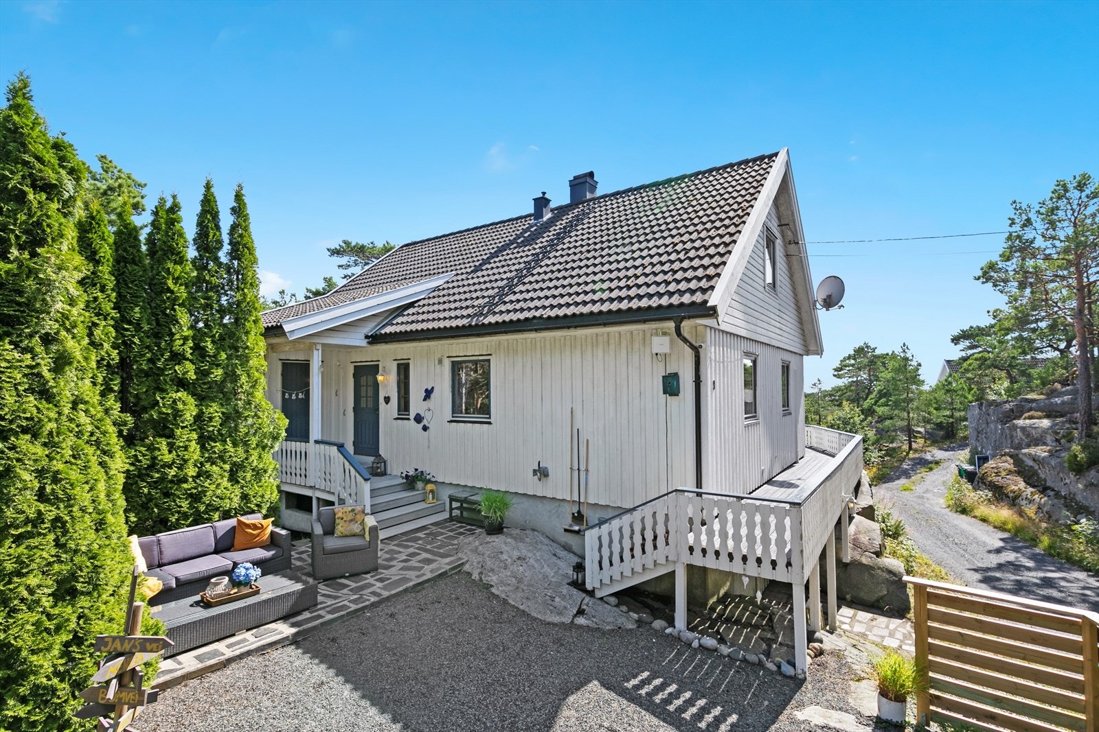 Tomten rundt huset er pent opparbeidet med gruset adkomst, steinlagte områder, gressplen og beplantning. Galleribilde